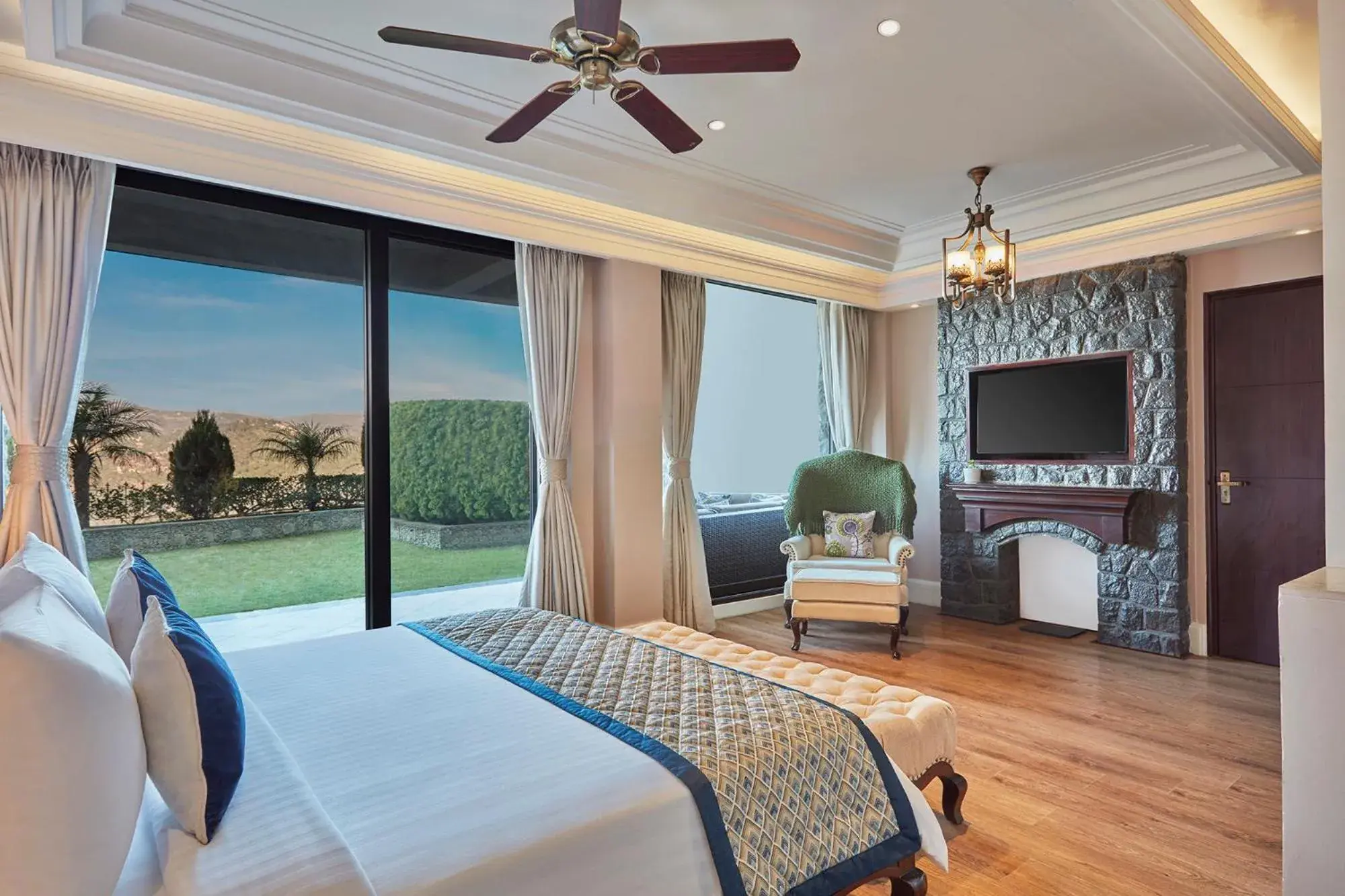 Seating area, Bed in Fortune Select Forest Hill, Kasauli - Member ITC Hotels' Group Seating area, Bed in Fortune Select Forest Hill, Kasauli - Member ITC Hotels' Group