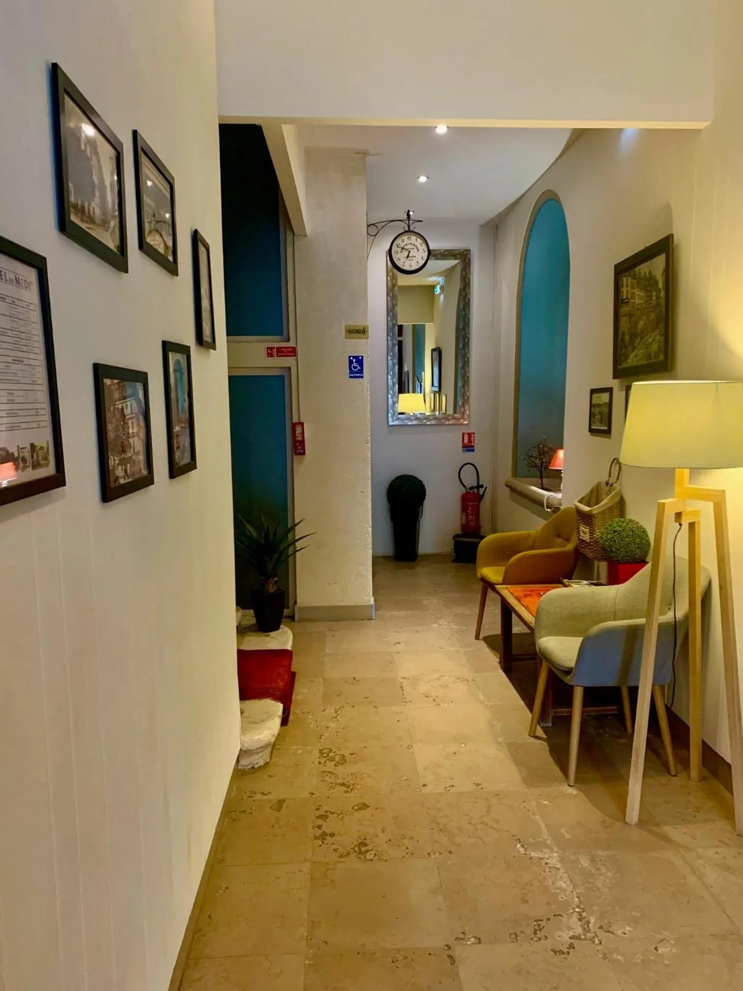 Facade/entrance in Hôtel du Midi