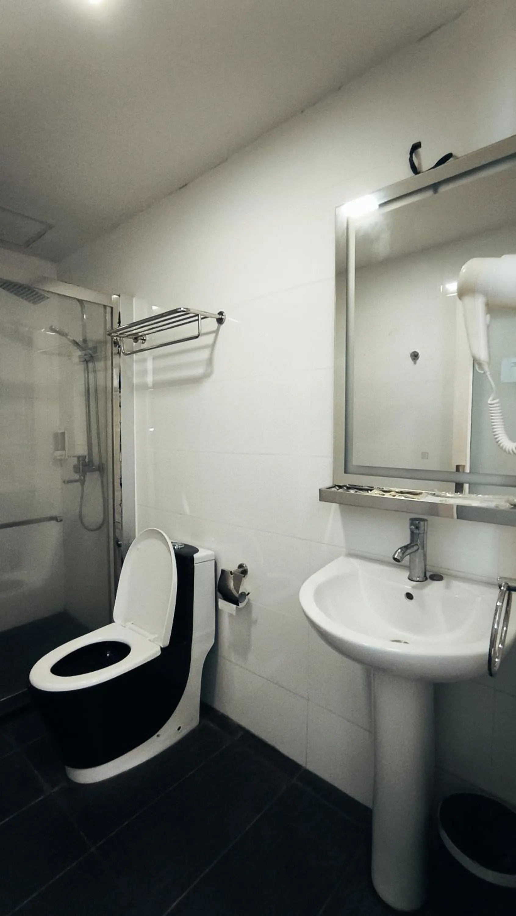 Bathroom in Natol Hotel