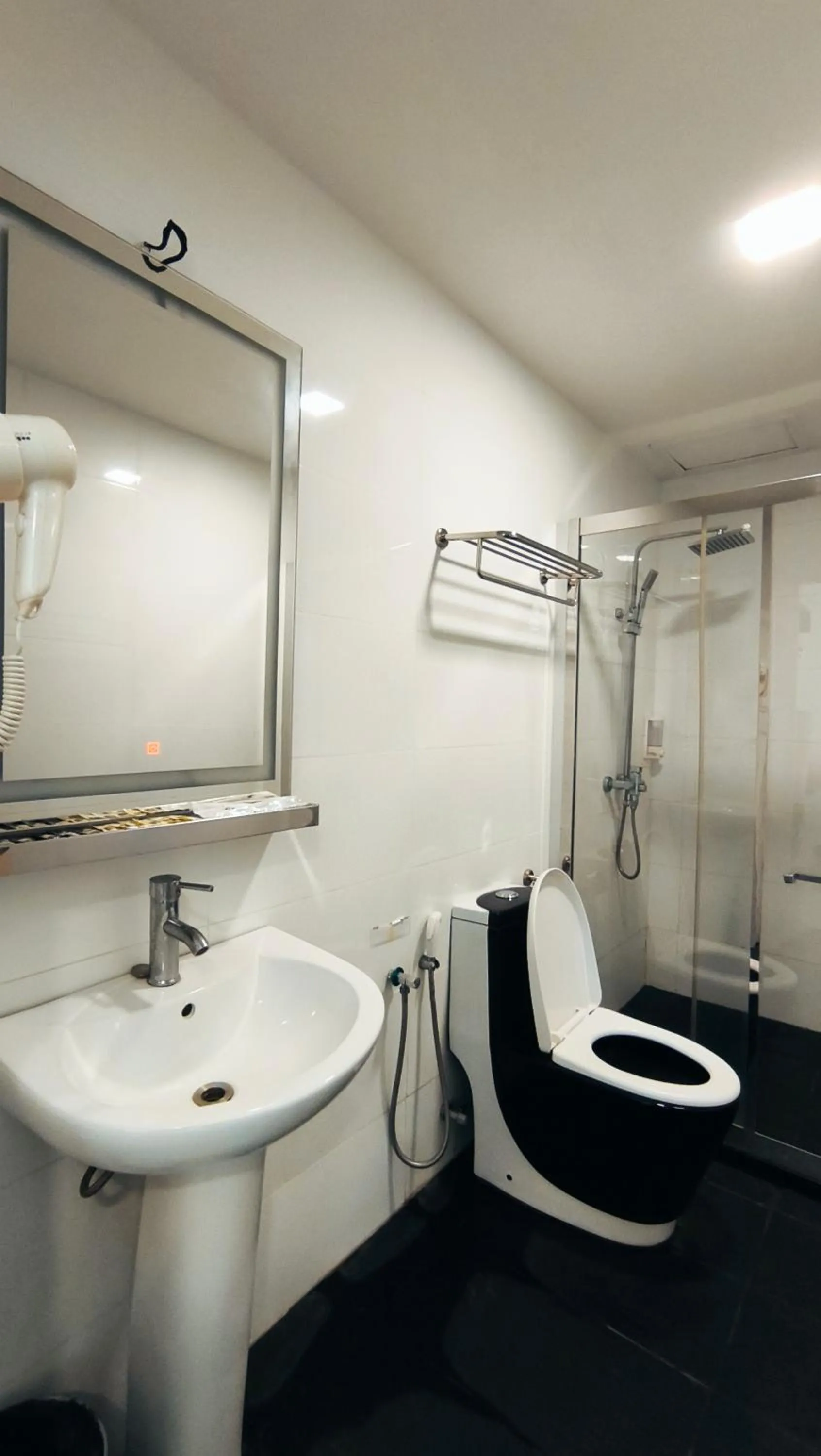 Bathroom in Natol Hotel