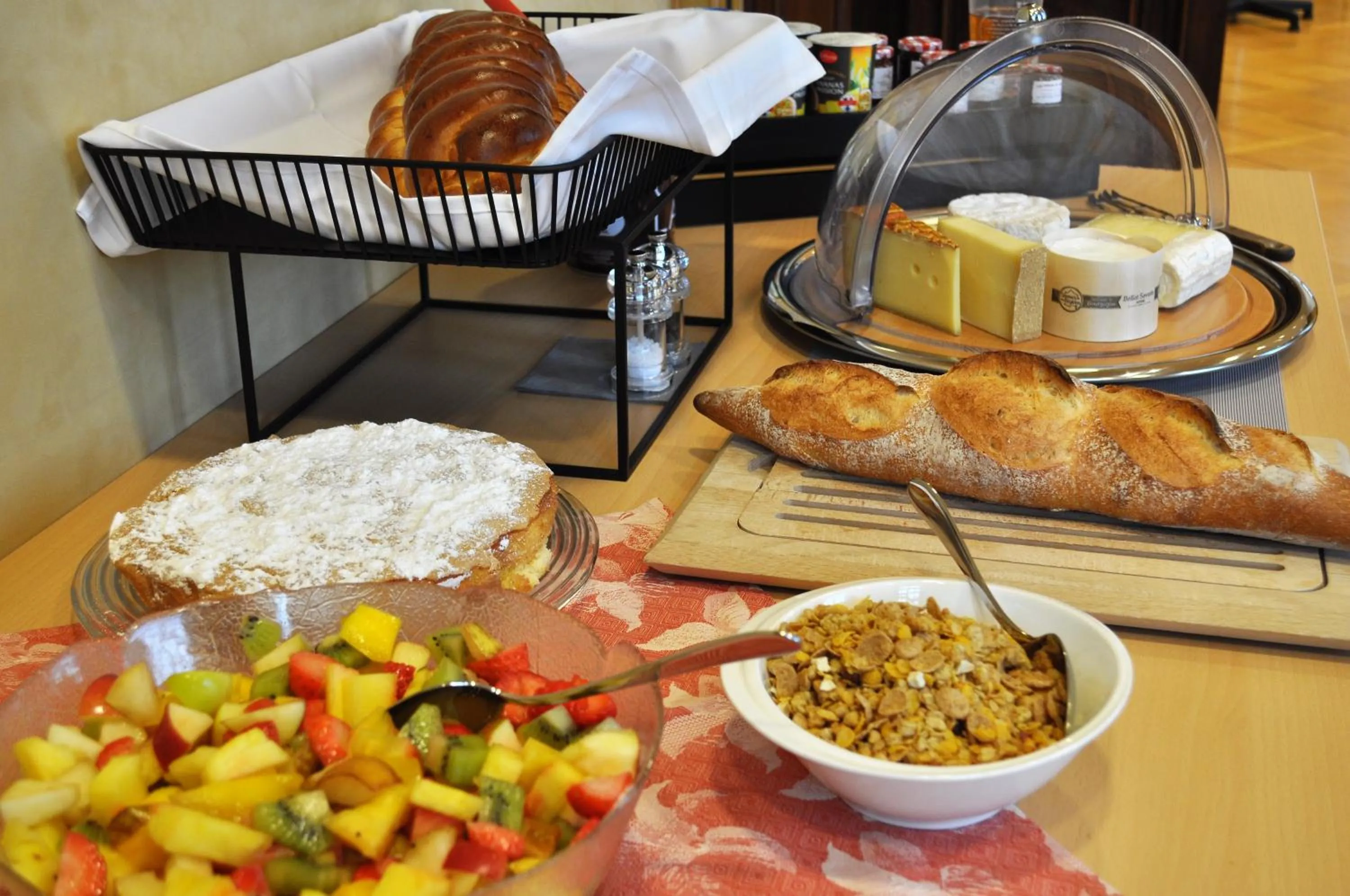 Buffet breakfast in Domaine de Mont-Renaud