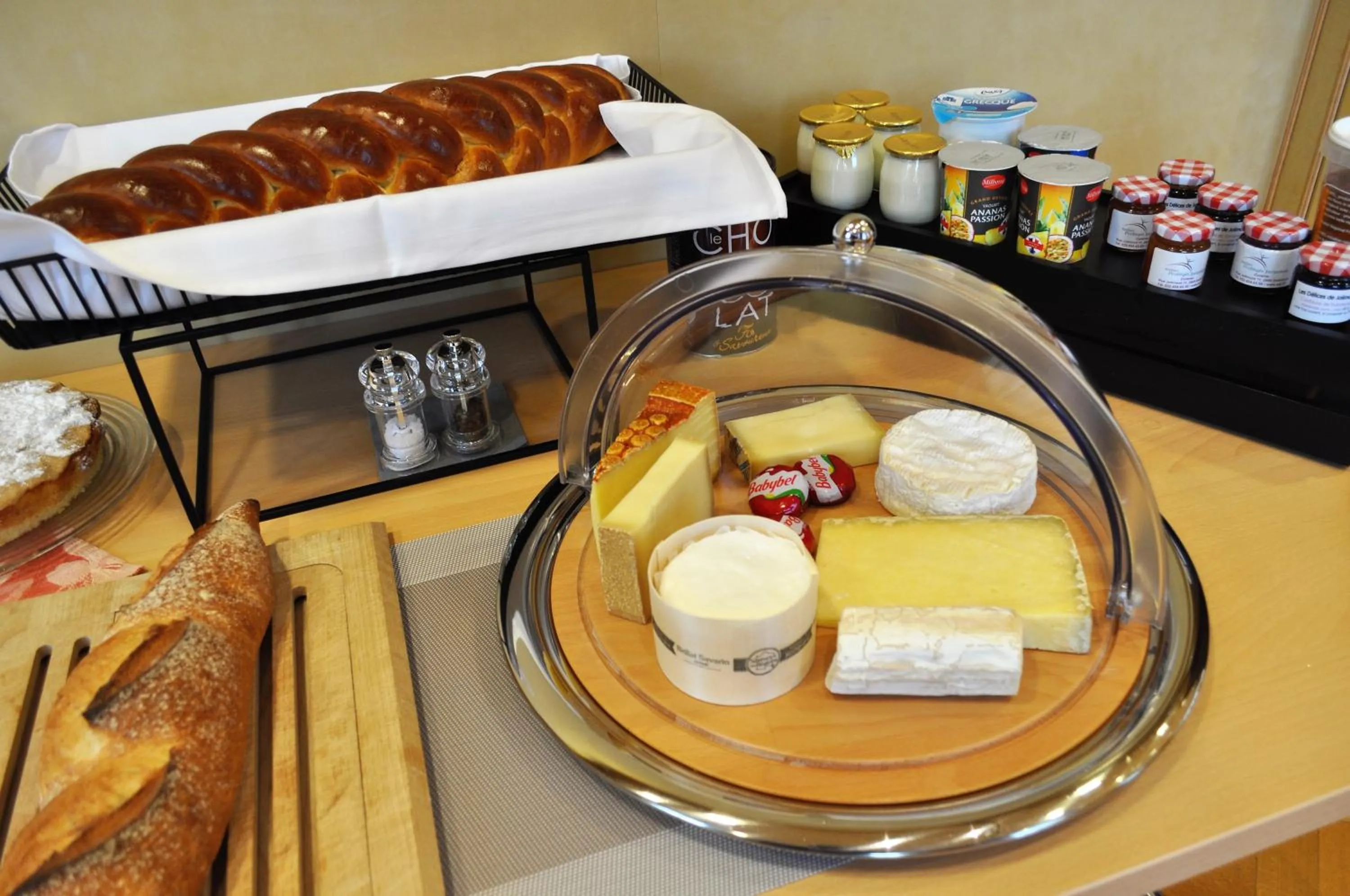 Buffet breakfast in Domaine de Mont-Renaud