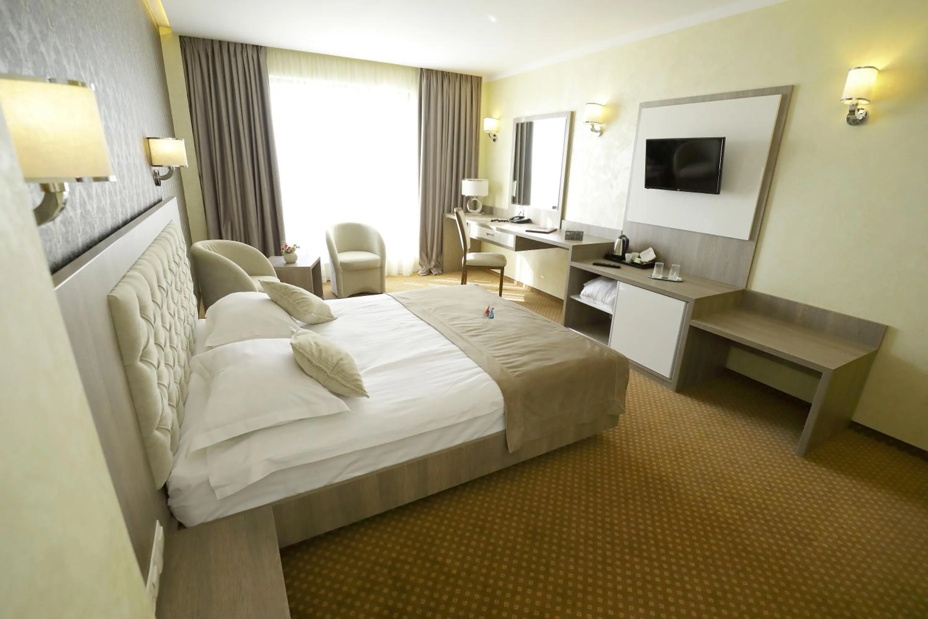 Photo of the whole room, Bed in MELISS EVENTS