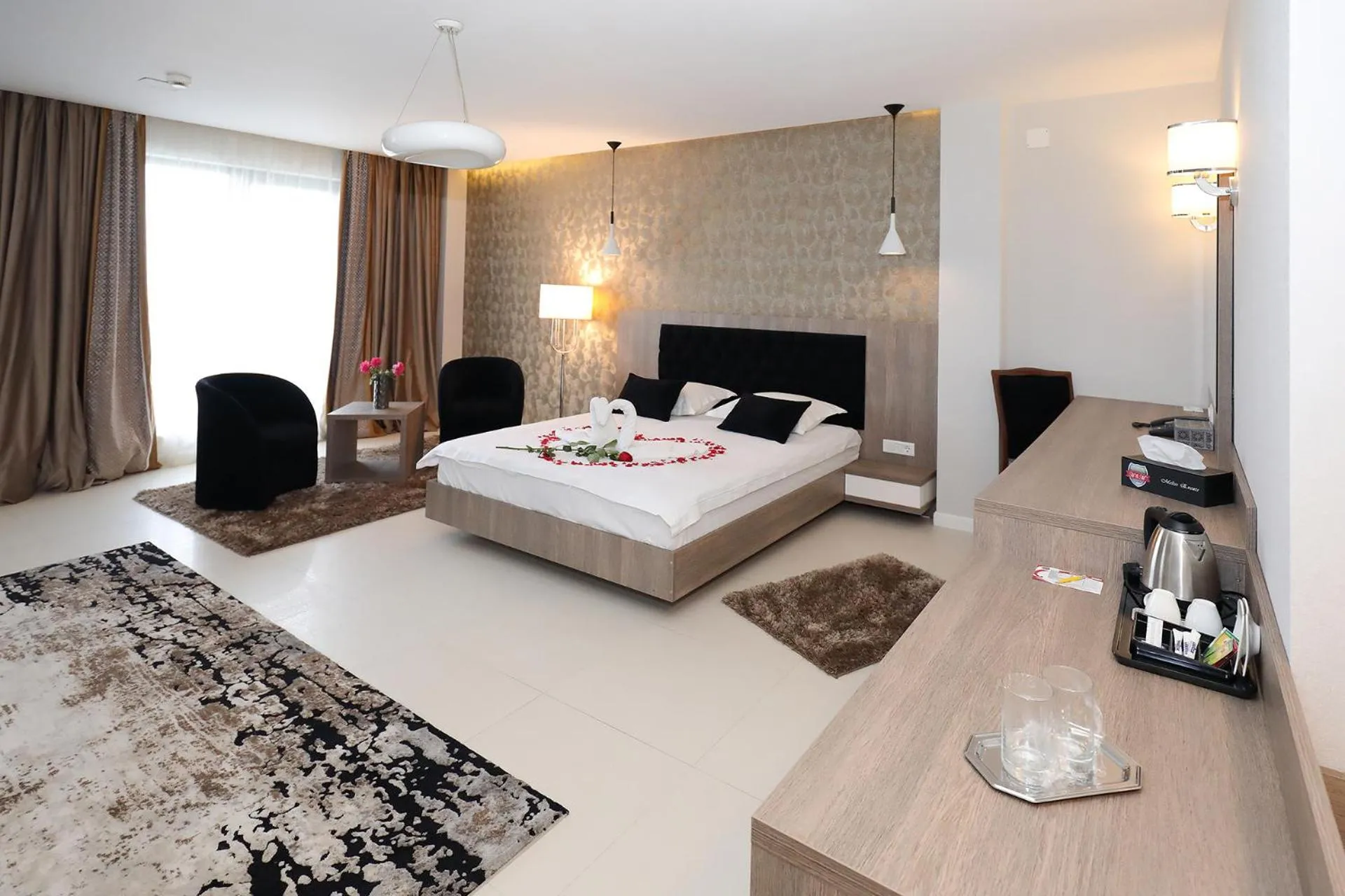 Photo of the whole room, Bed in MELISS EVENTS