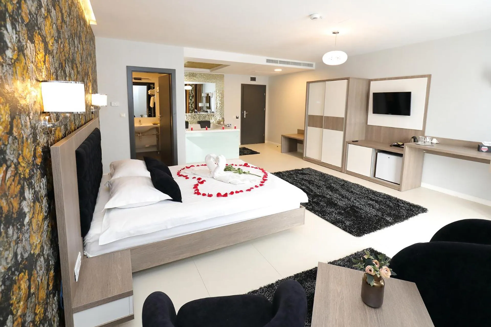 Photo of the whole room, Bed in MELISS EVENTS