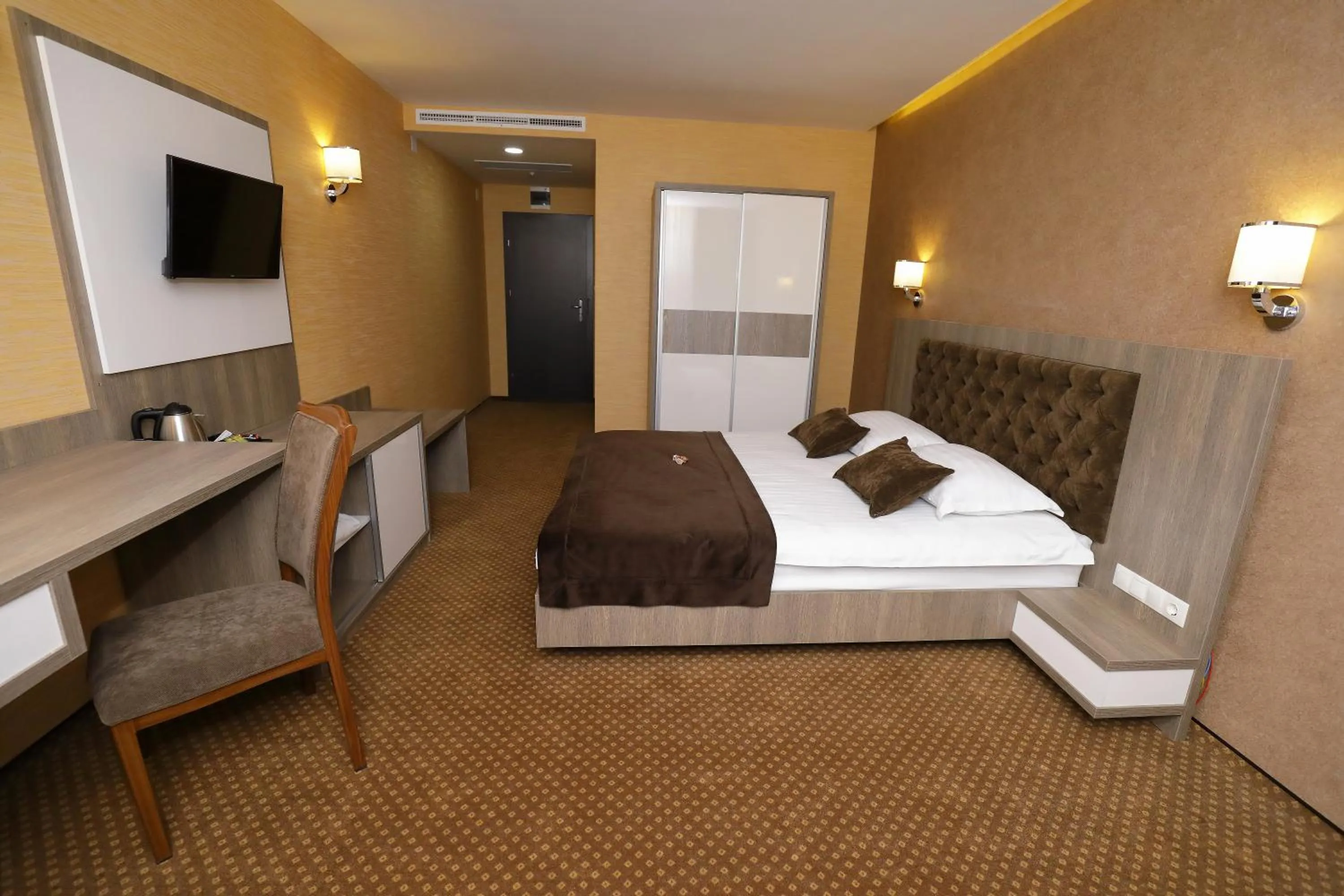 Photo of the whole room, Bed in MELISS EVENTS