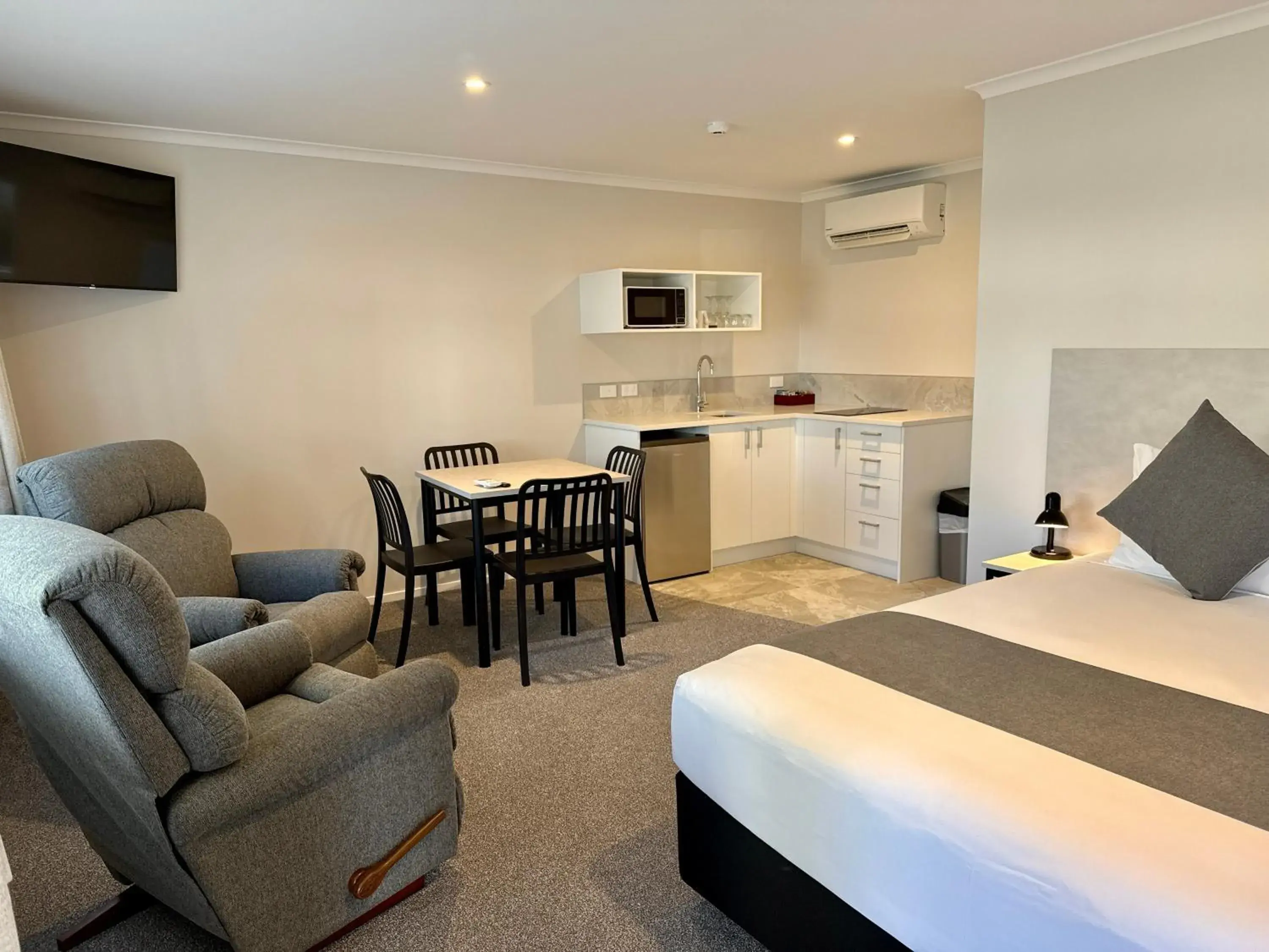 Deluxe One-Bedroom Suite in BKs Pioneer Motel Deluxe One-Bedroom Suite in BKs Pioneer Motel