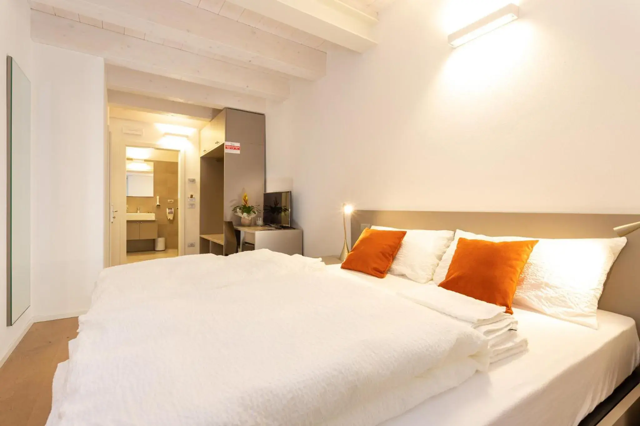 Double or Twin Room with Extra Bed in Locanda Le Due Travi Double or Twin Room with Extra Bed in Locanda Le Due Travi