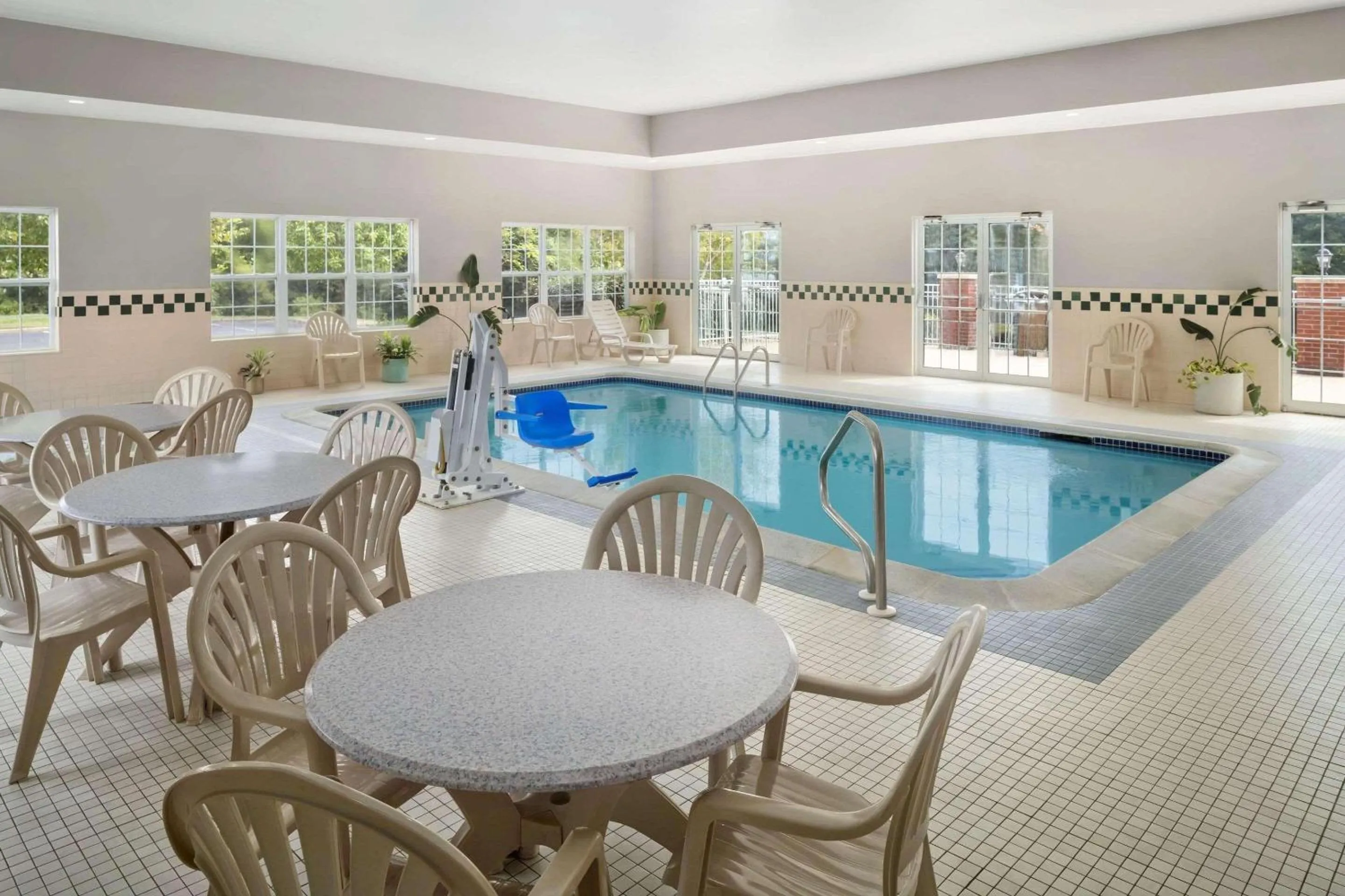 Swimming pool in Country Inn & Suites by Radisson, Louisville South, KY