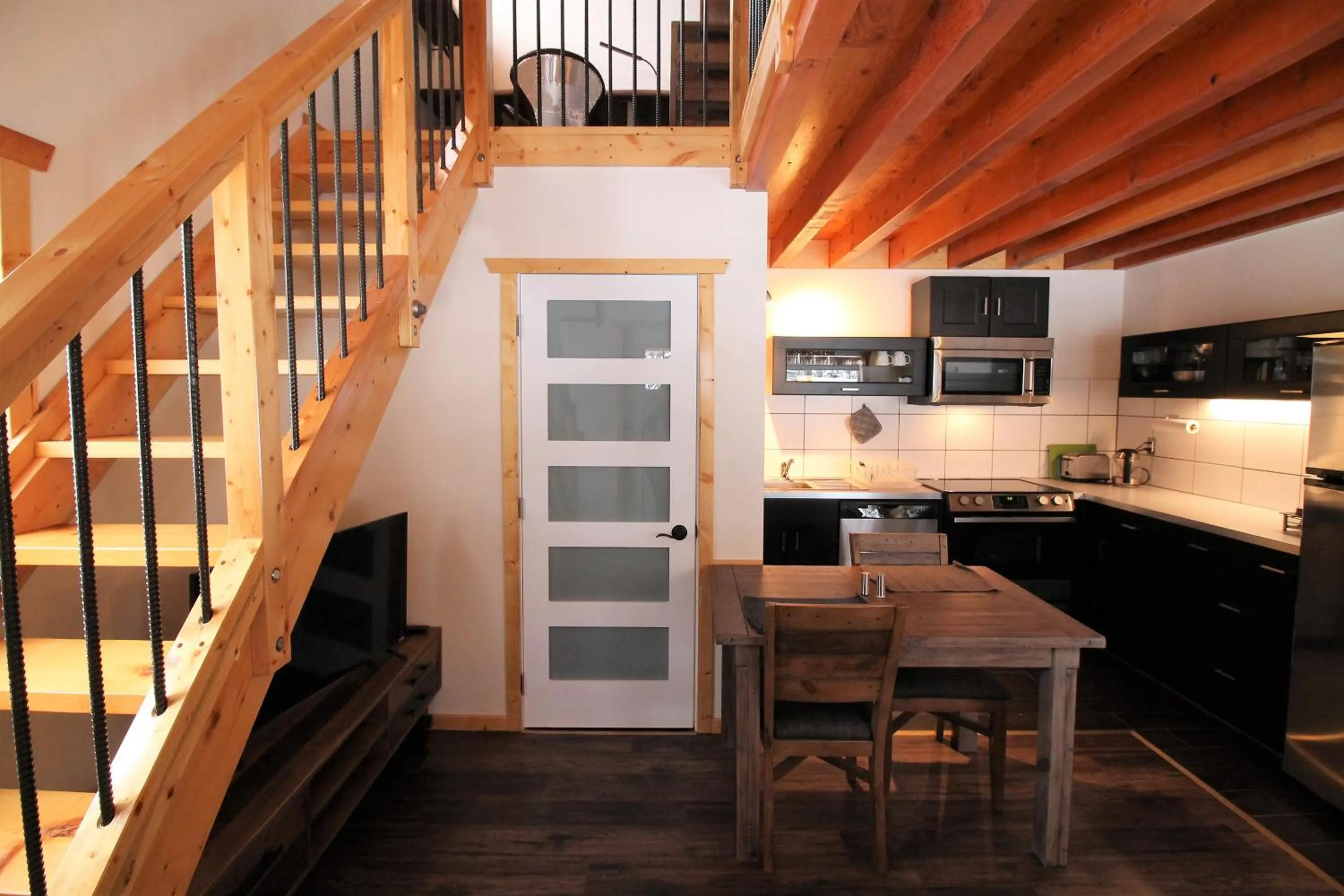 Kitchen or kitchenette in Red Cariboo Apartments