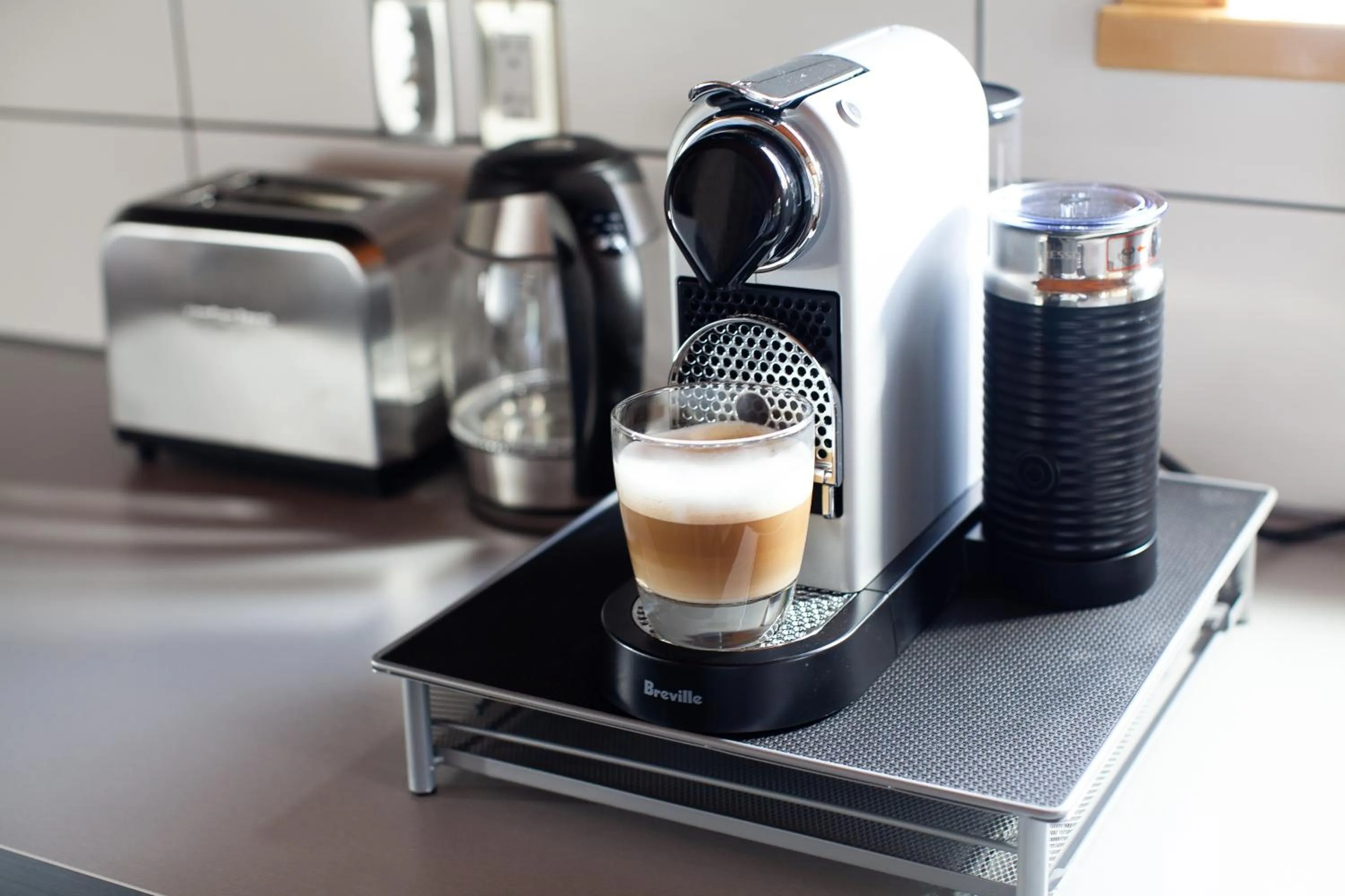 Coffee/tea facilities in Red Cariboo Apartments