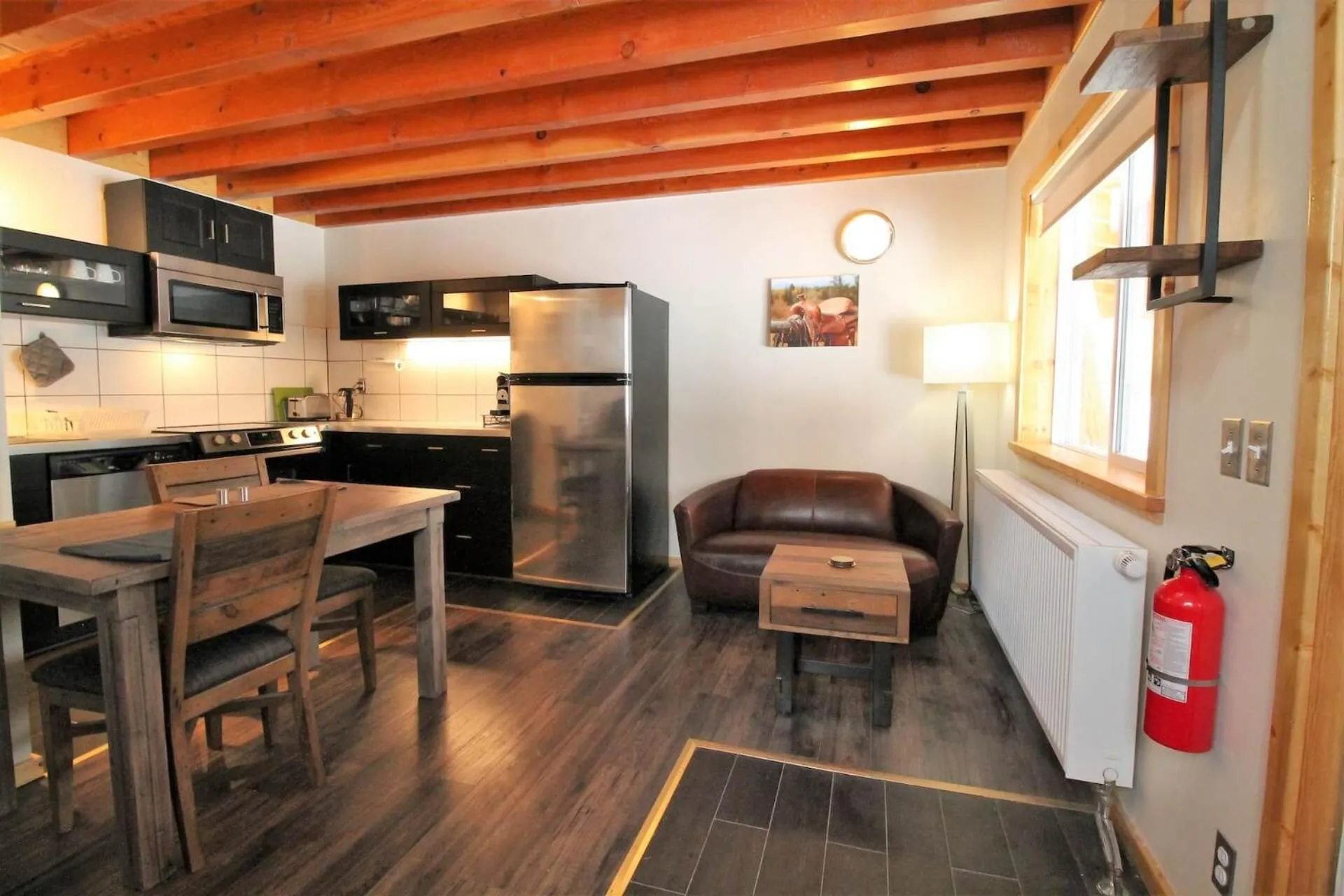 Photo of the whole room in Red Cariboo Apartments