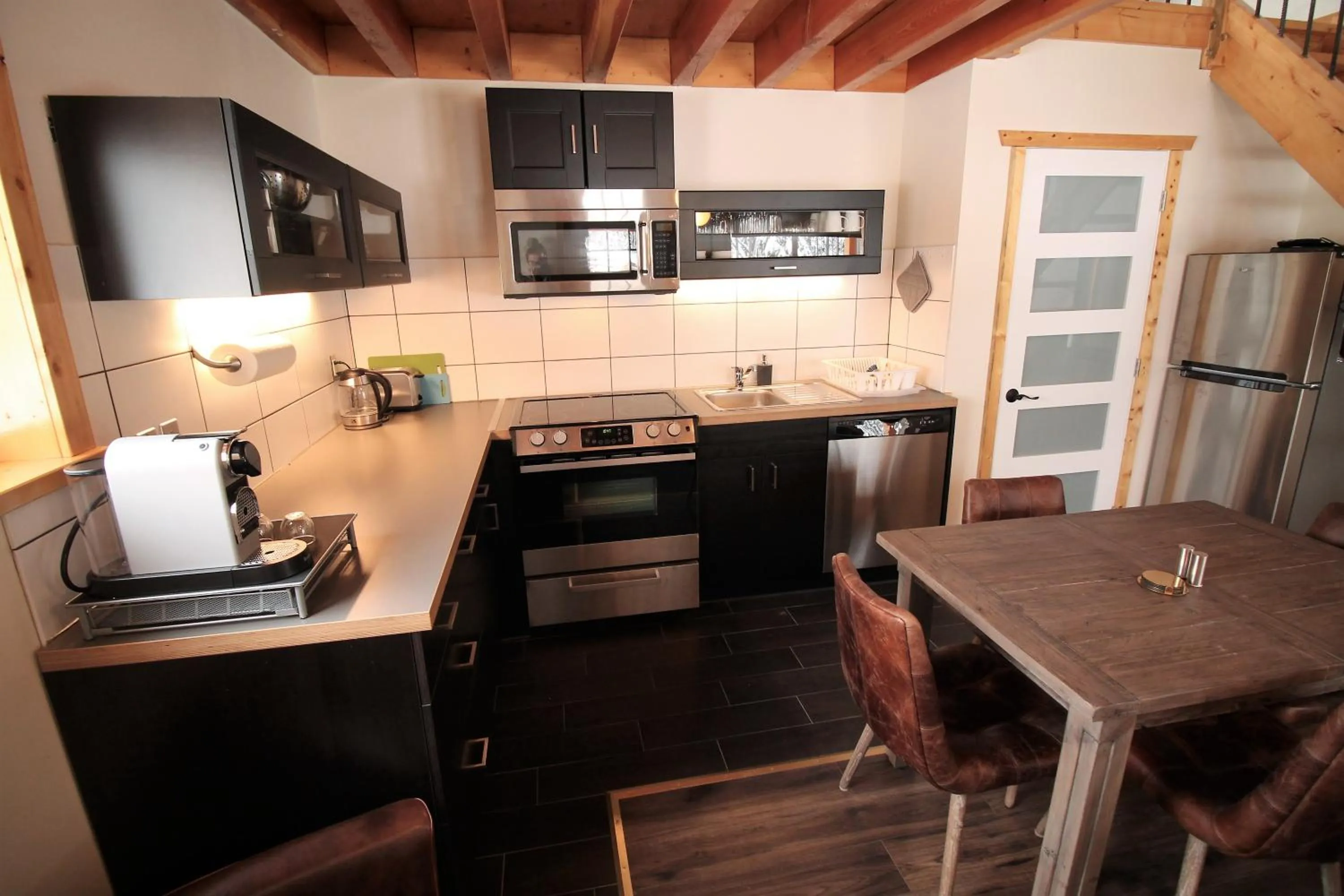 Kitchen or kitchenette in Red Cariboo Apartments