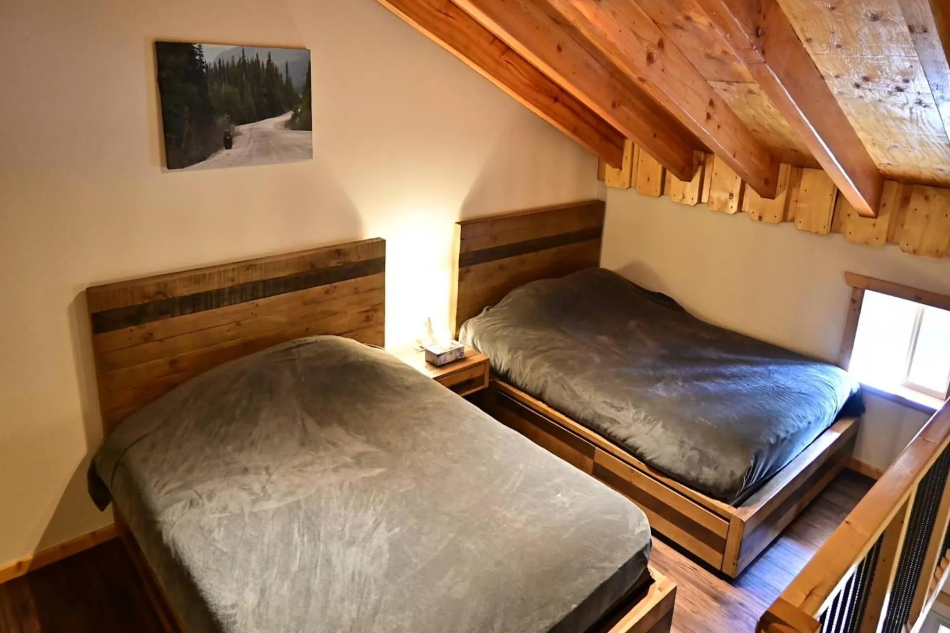 Bedroom, Bed in Red Cariboo Apartments