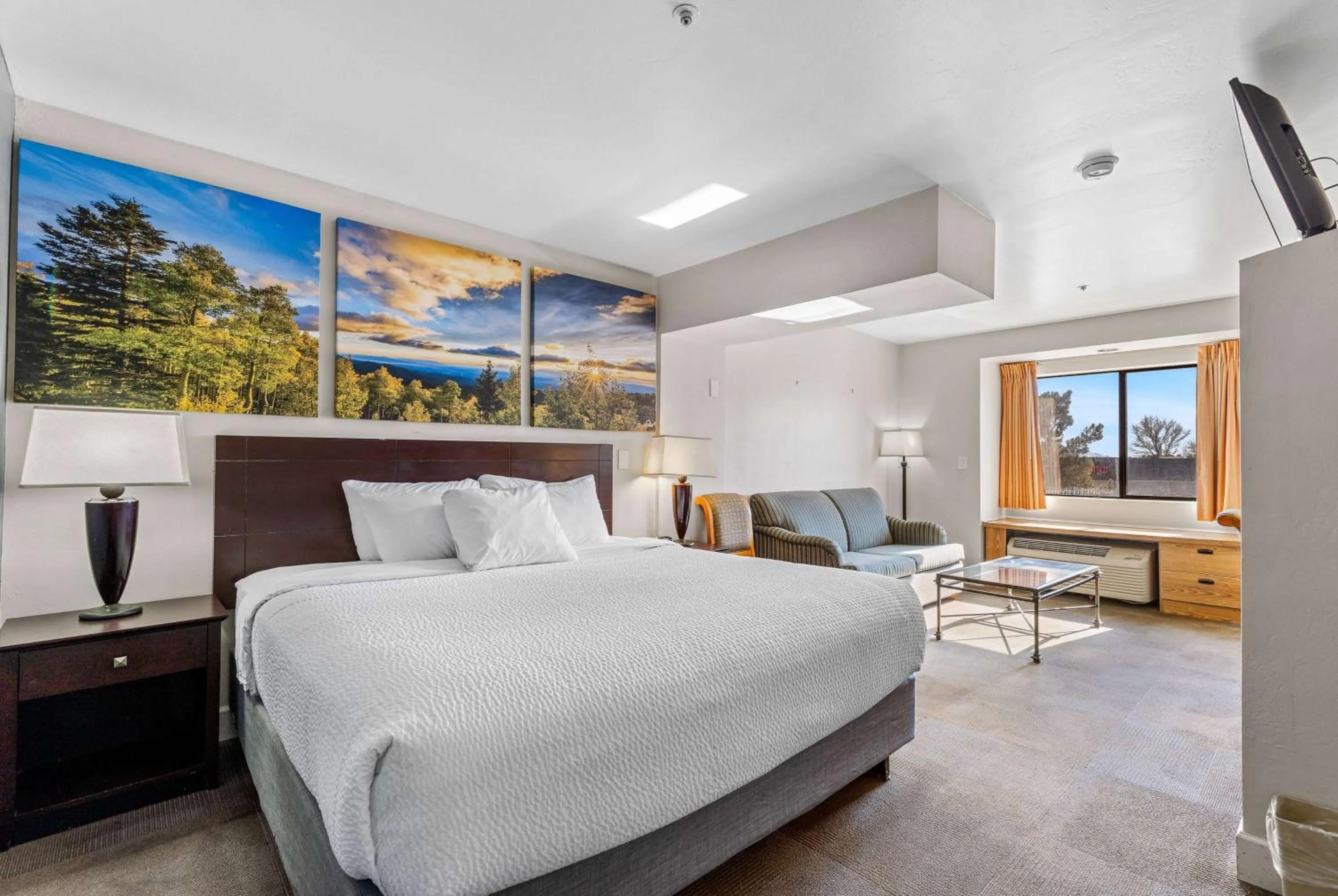 Photo of the whole room, Bed in Days Inn by Wyndham Camp Verde Arizona