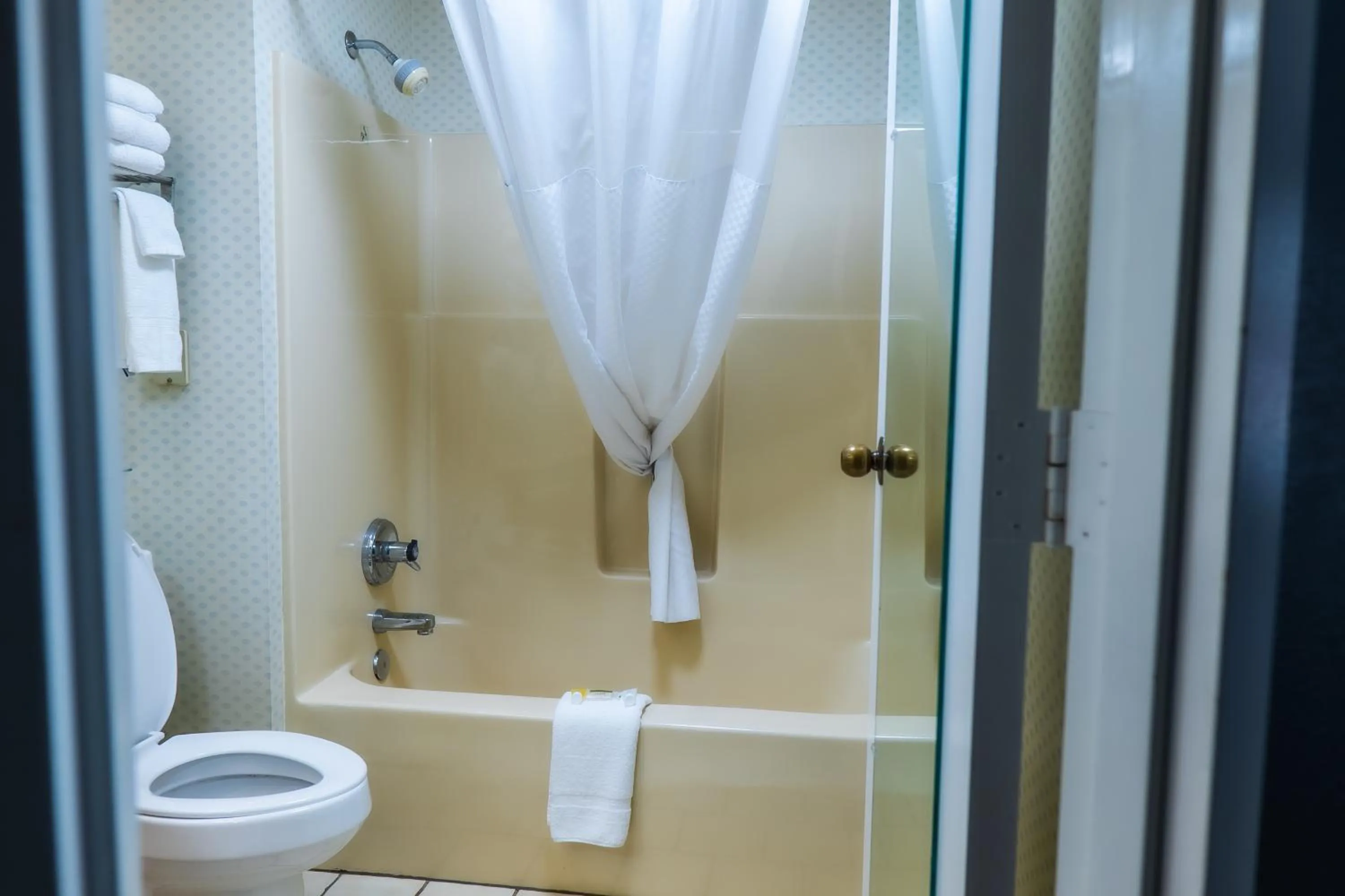 Shower in Baymont by Wyndham London KY