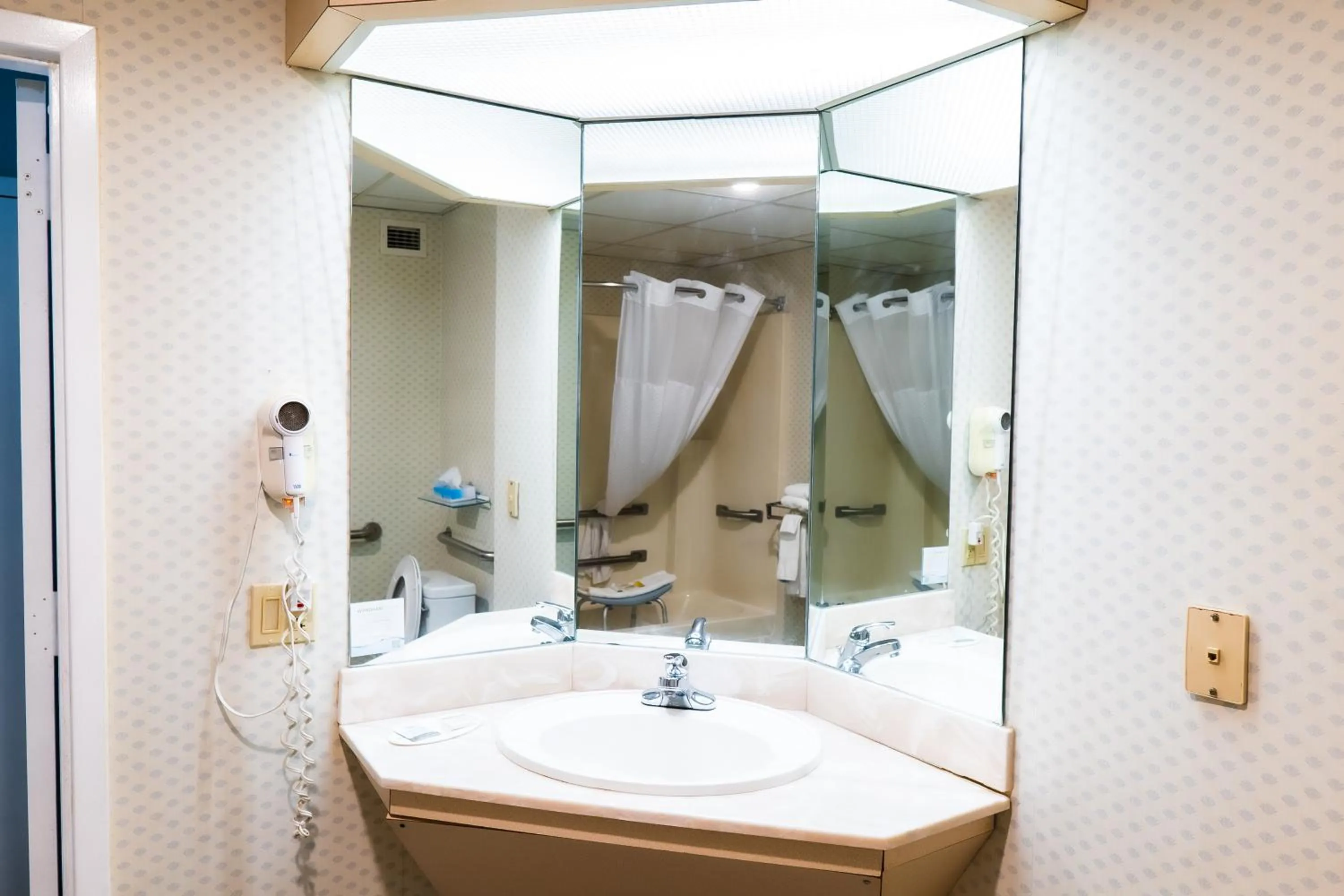 Shower in Baymont by Wyndham London KY