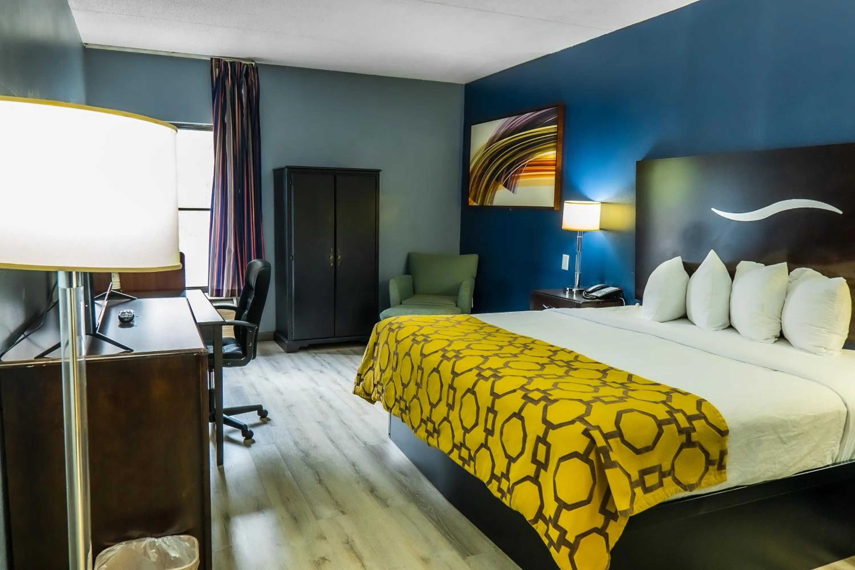 Photo of the whole room, Bed in Baymont by Wyndham London KY