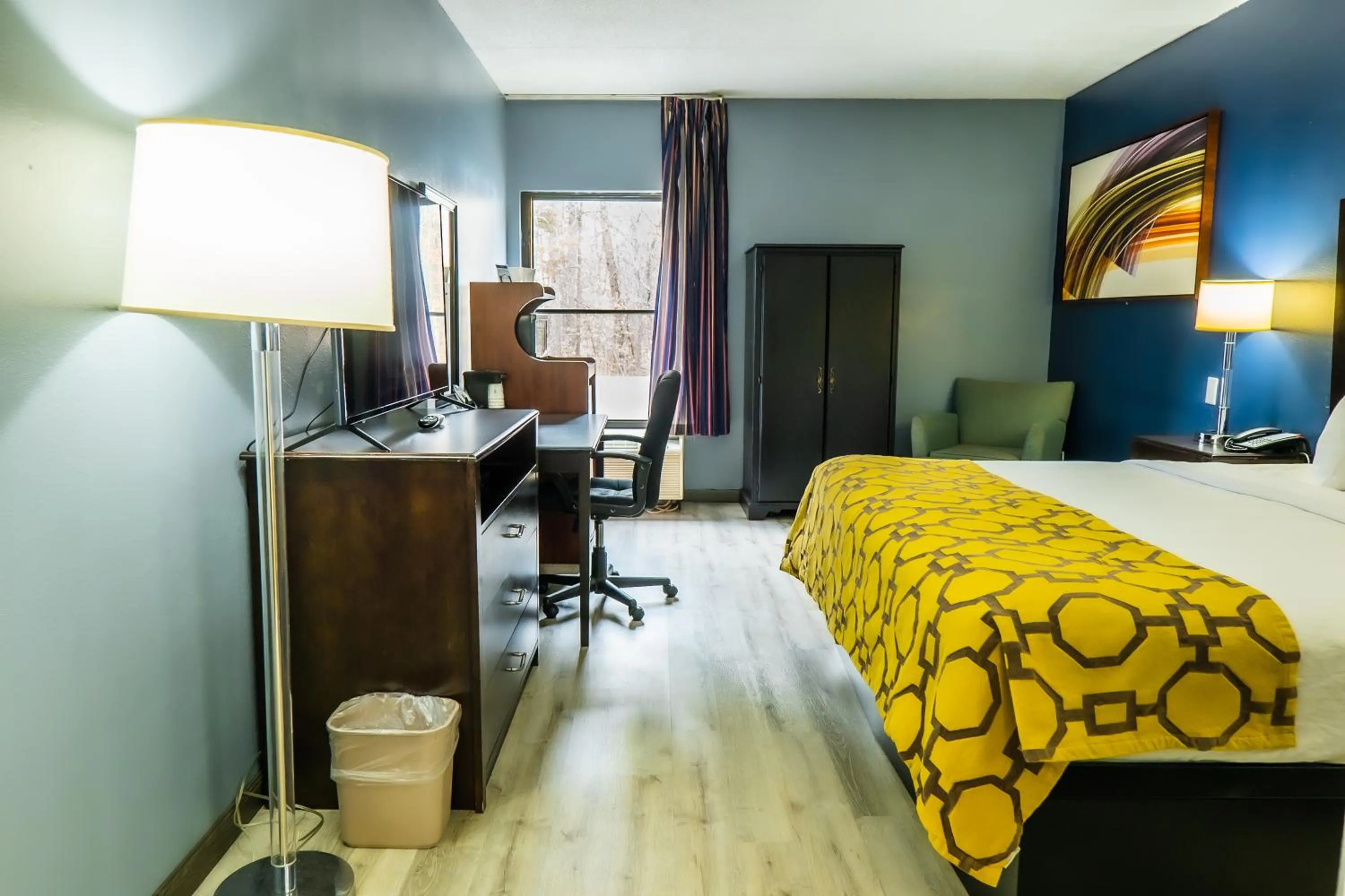 TV and multimedia in Baymont by Wyndham London KY