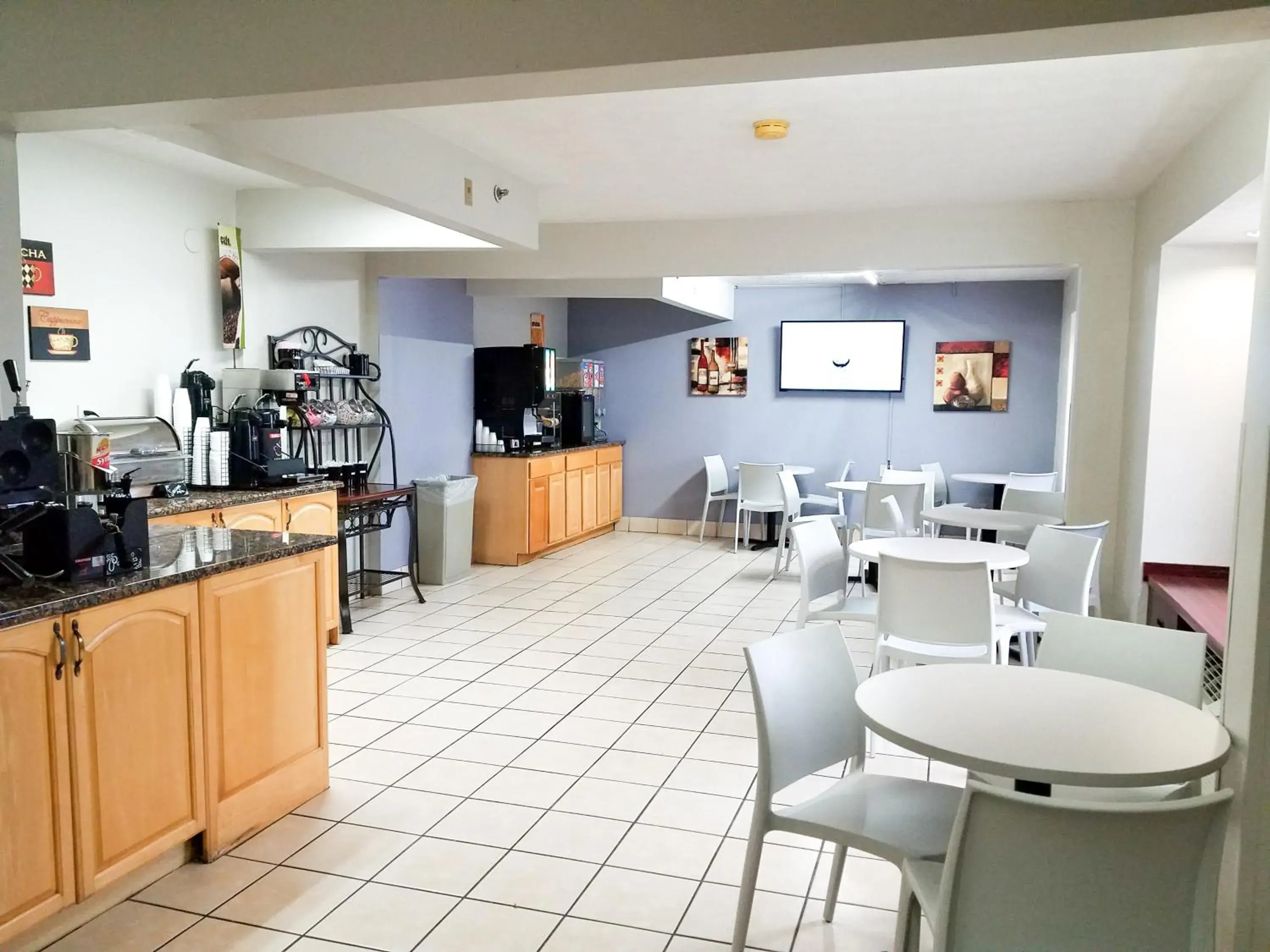 Breakfast in Microtel Inn & Suites by Wyndham London Breakfast in Microtel Inn & Suites by Wyndham London