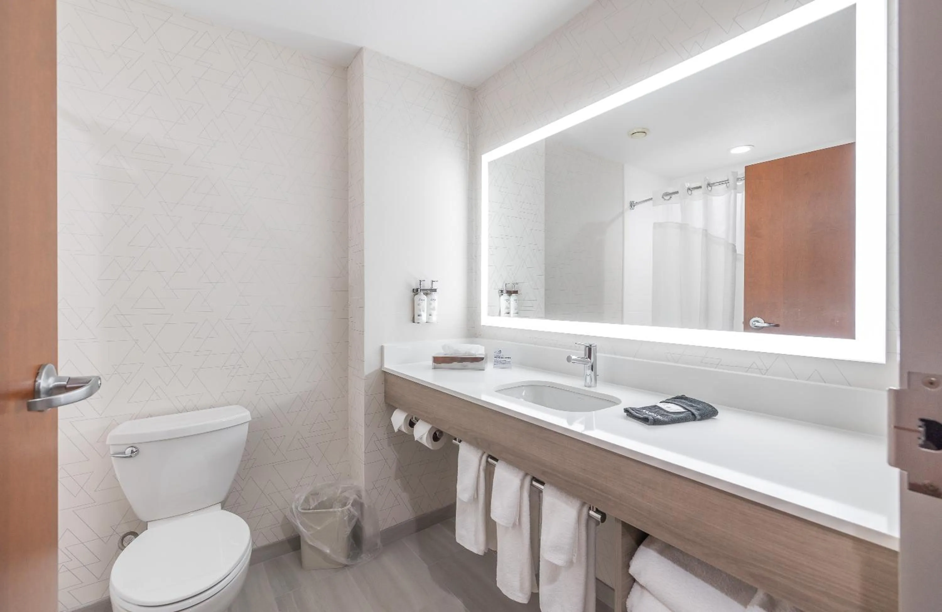 Bathroom in Holiday Inn Express Hotel and Suites Saint Robert by IHG