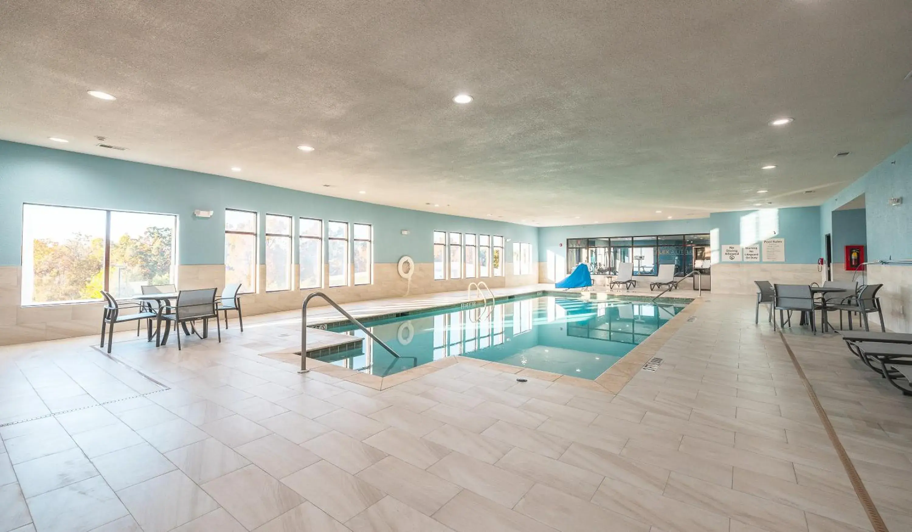 Swimming pool in Holiday Inn Express Hotel and Suites Saint Robert by IHG Swimming pool in Holiday Inn Express Hotel and Suites Saint Robert by IHG