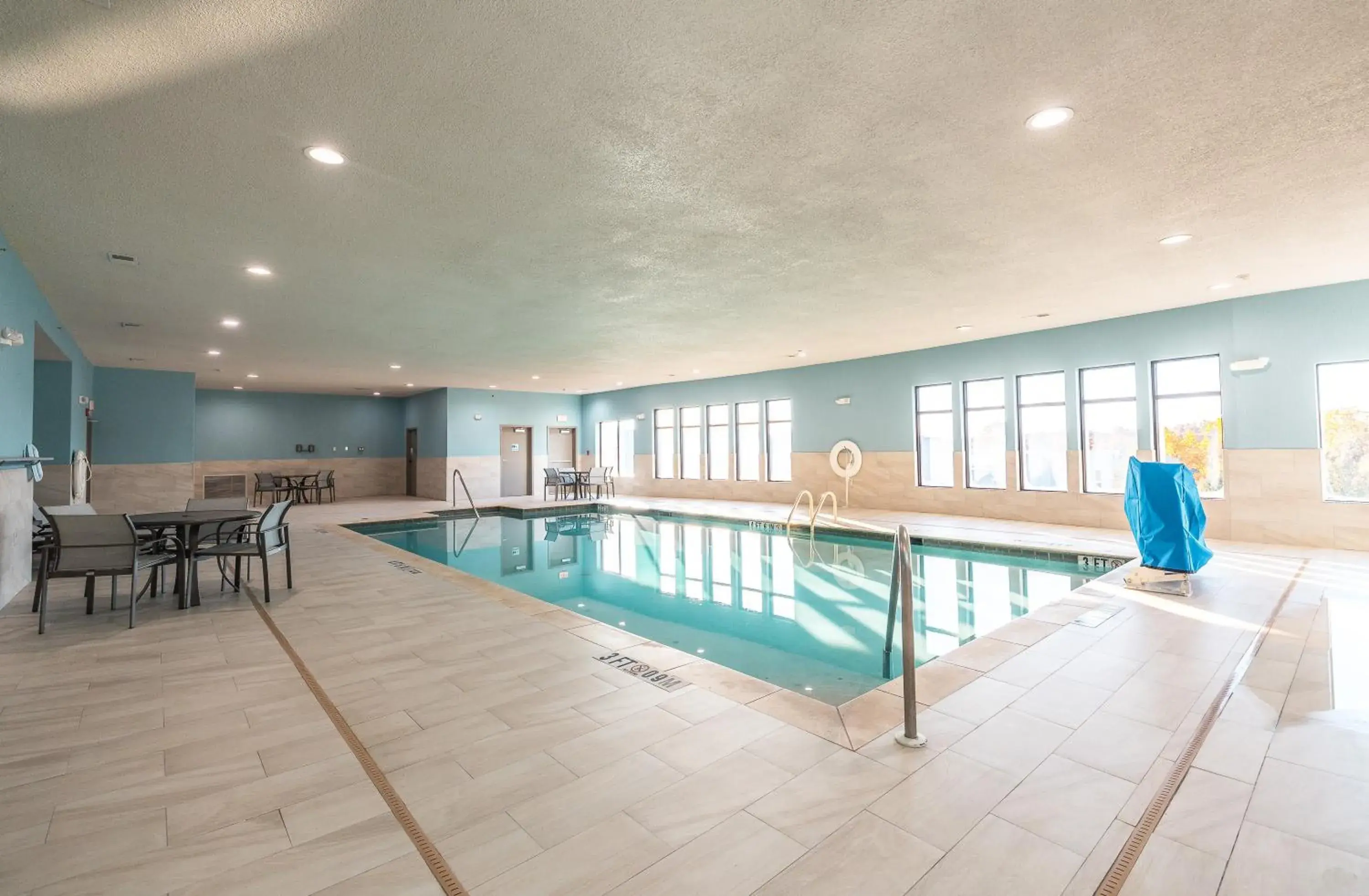 Swimming pool in Holiday Inn Express Hotel and Suites Saint Robert by IHG Swimming pool in Holiday Inn Express Hotel and Suites Saint Robert by IHG