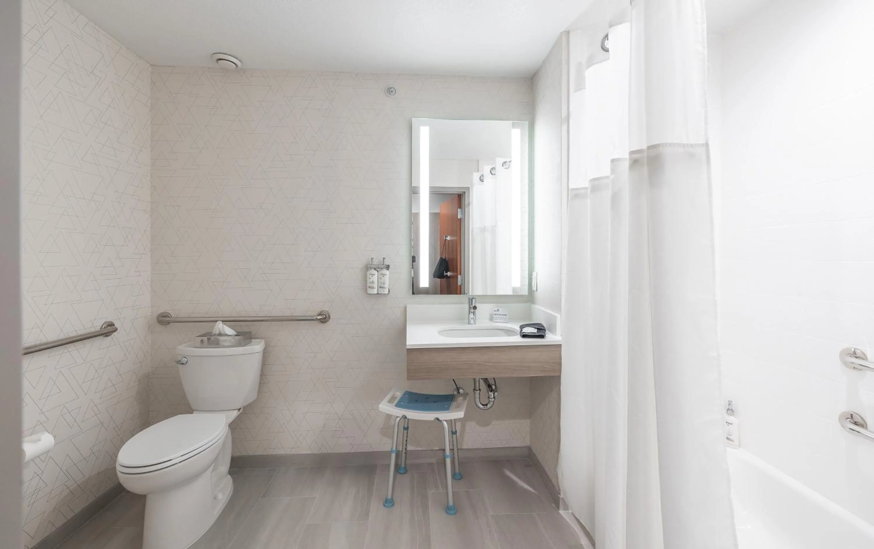 Bathroom in Holiday Inn Express Hotel and Suites Saint Robert by IHG