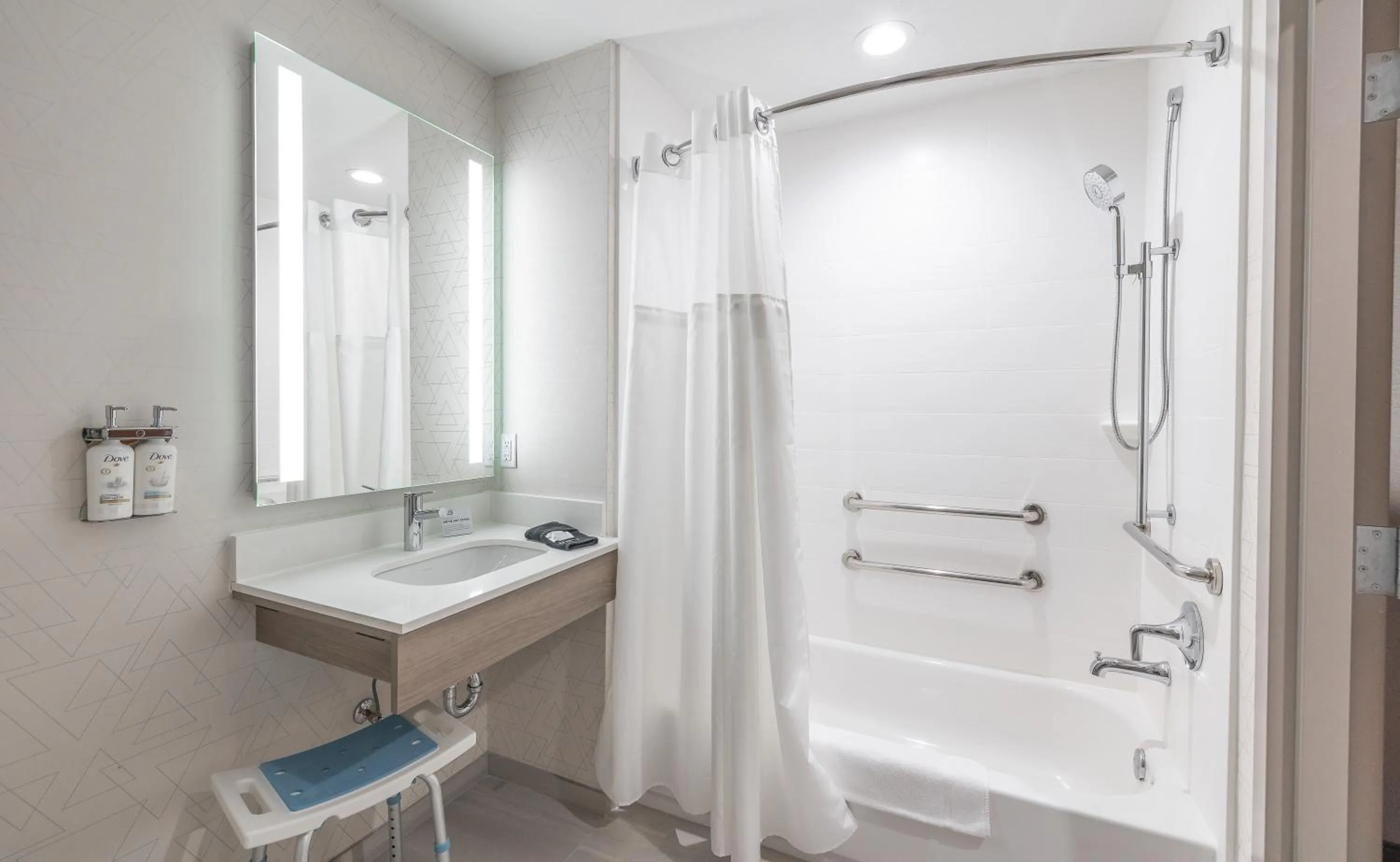Bath in Holiday Inn Express Hotel and Suites Saint Robert by IHG