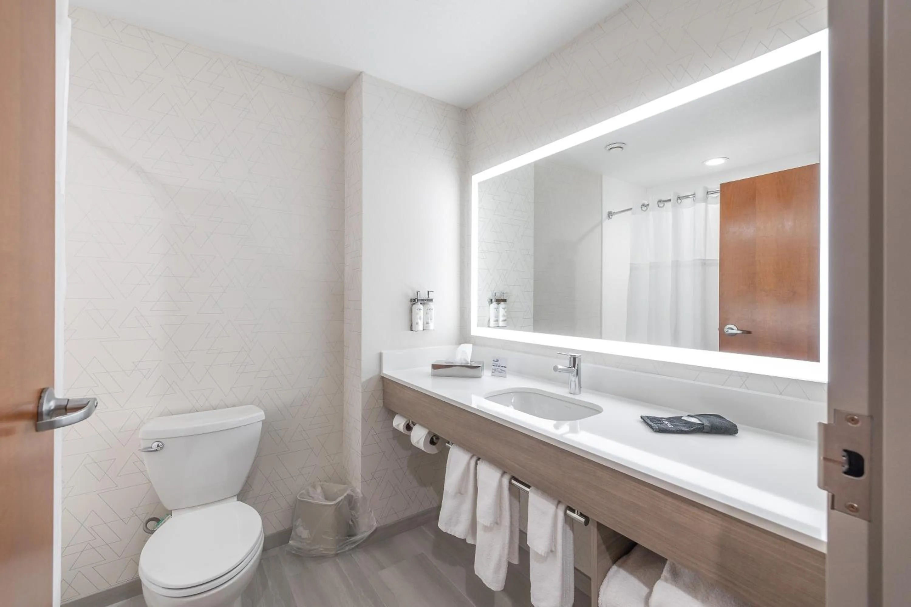 Bathroom in Holiday Inn Express Hotel and Suites Saint Robert by IHG