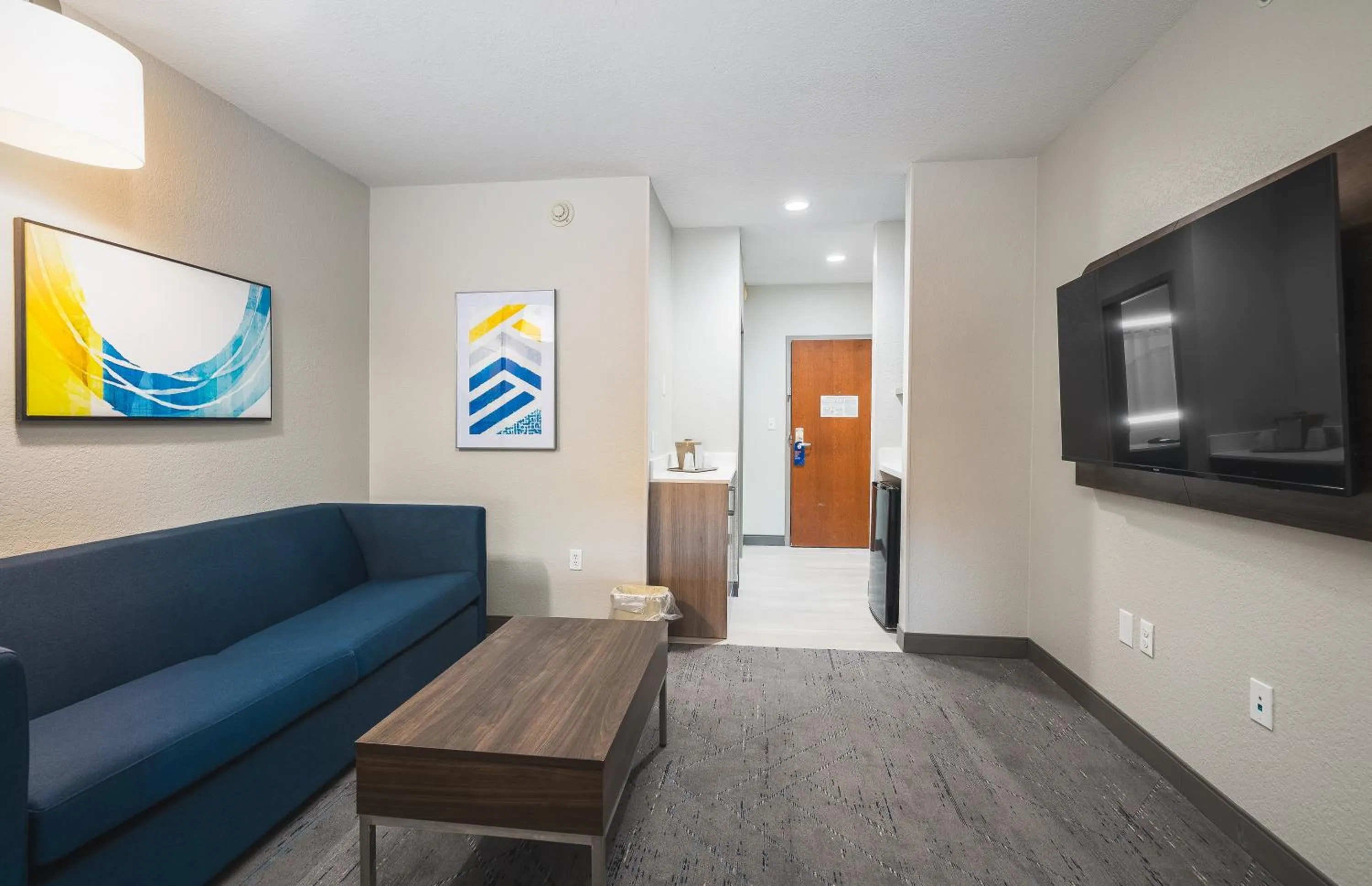 TV and multimedia in Holiday Inn Express Hotel and Suites Saint Robert by IHG