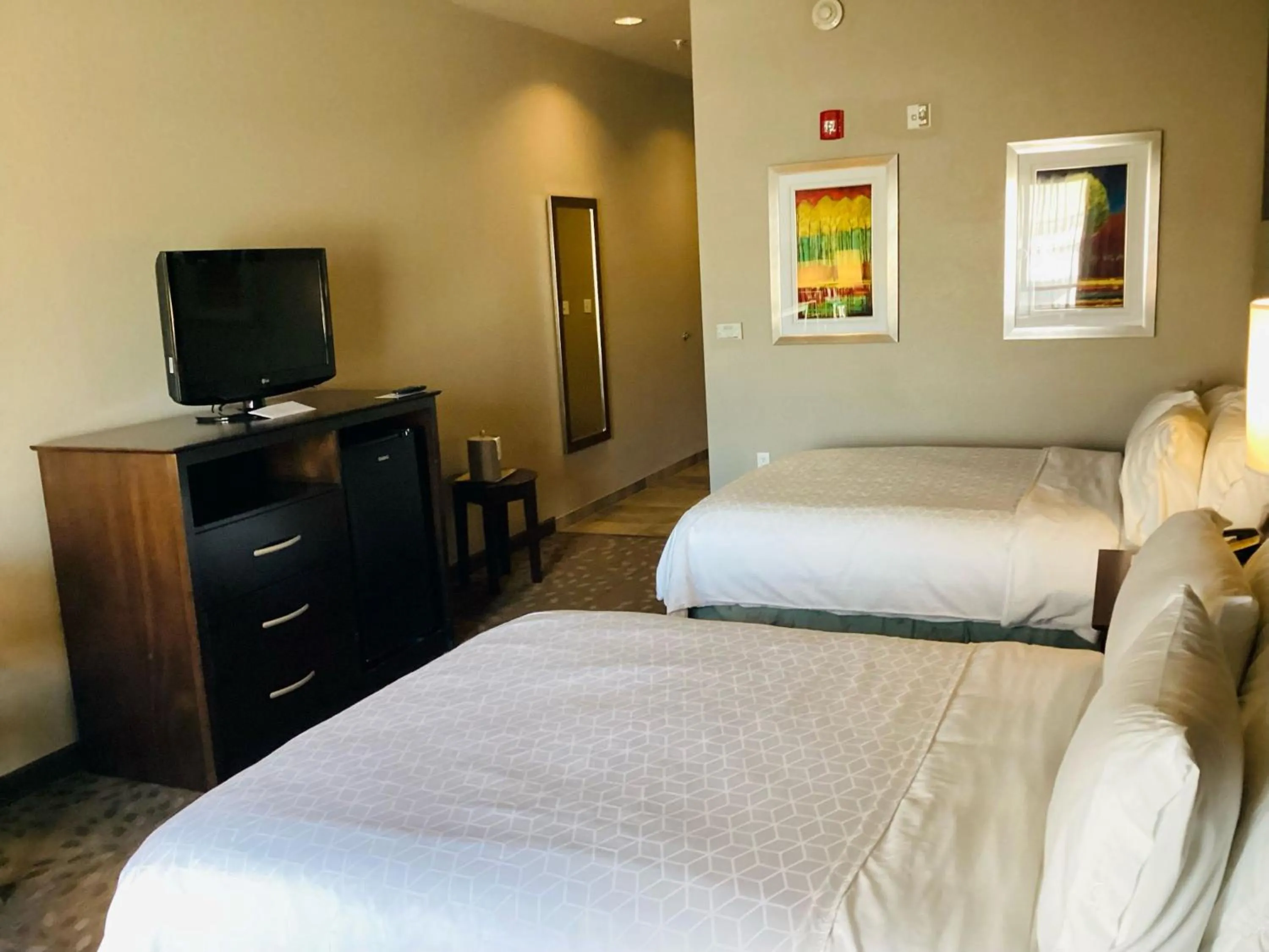 Photo of the whole room, Bed in Holiday Inn Express Hotel and Suites Saint Robert by IHG