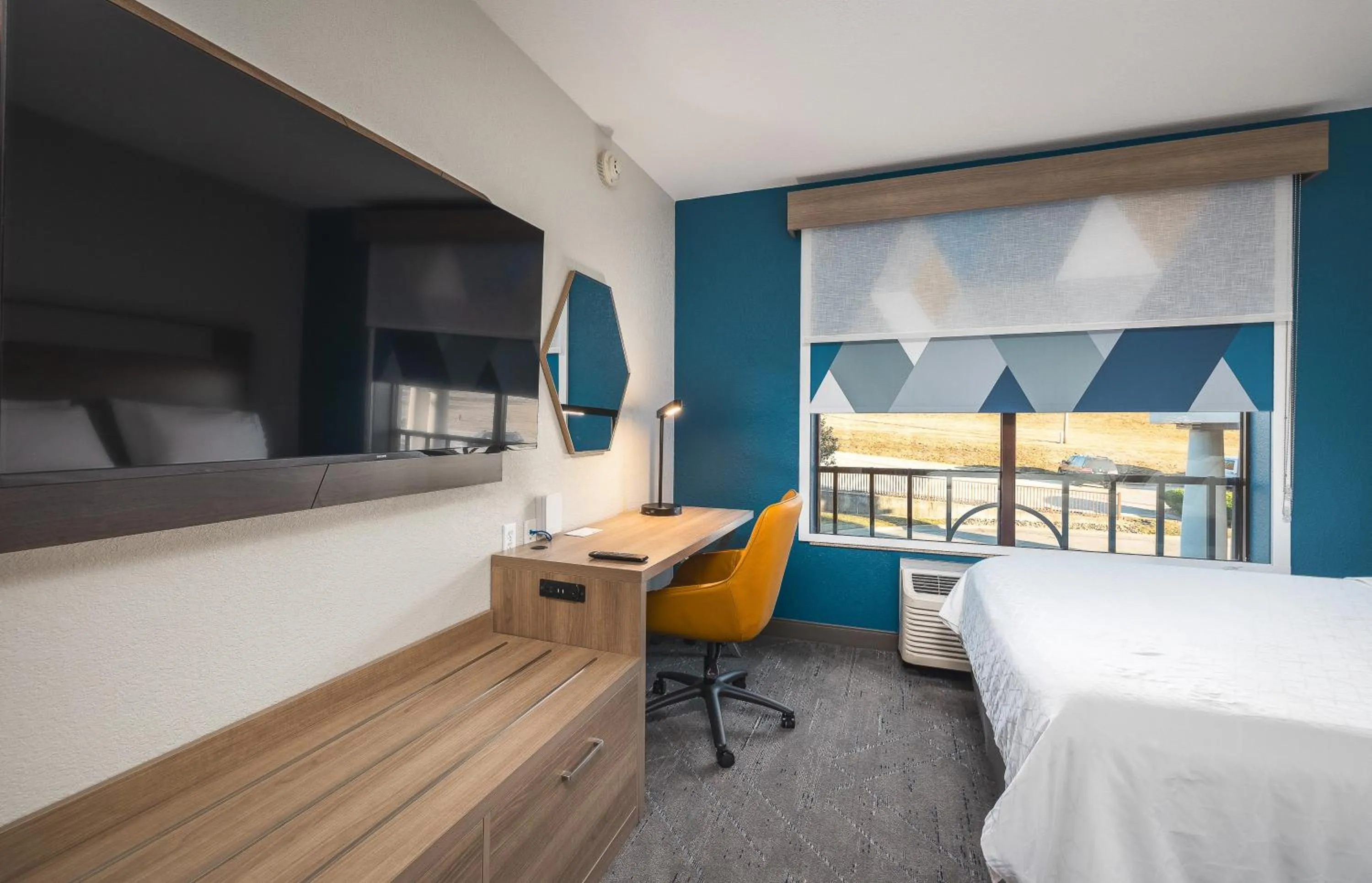 Photo of the whole room, Bed in Holiday Inn Express Hotel and Suites Saint Robert by IHG