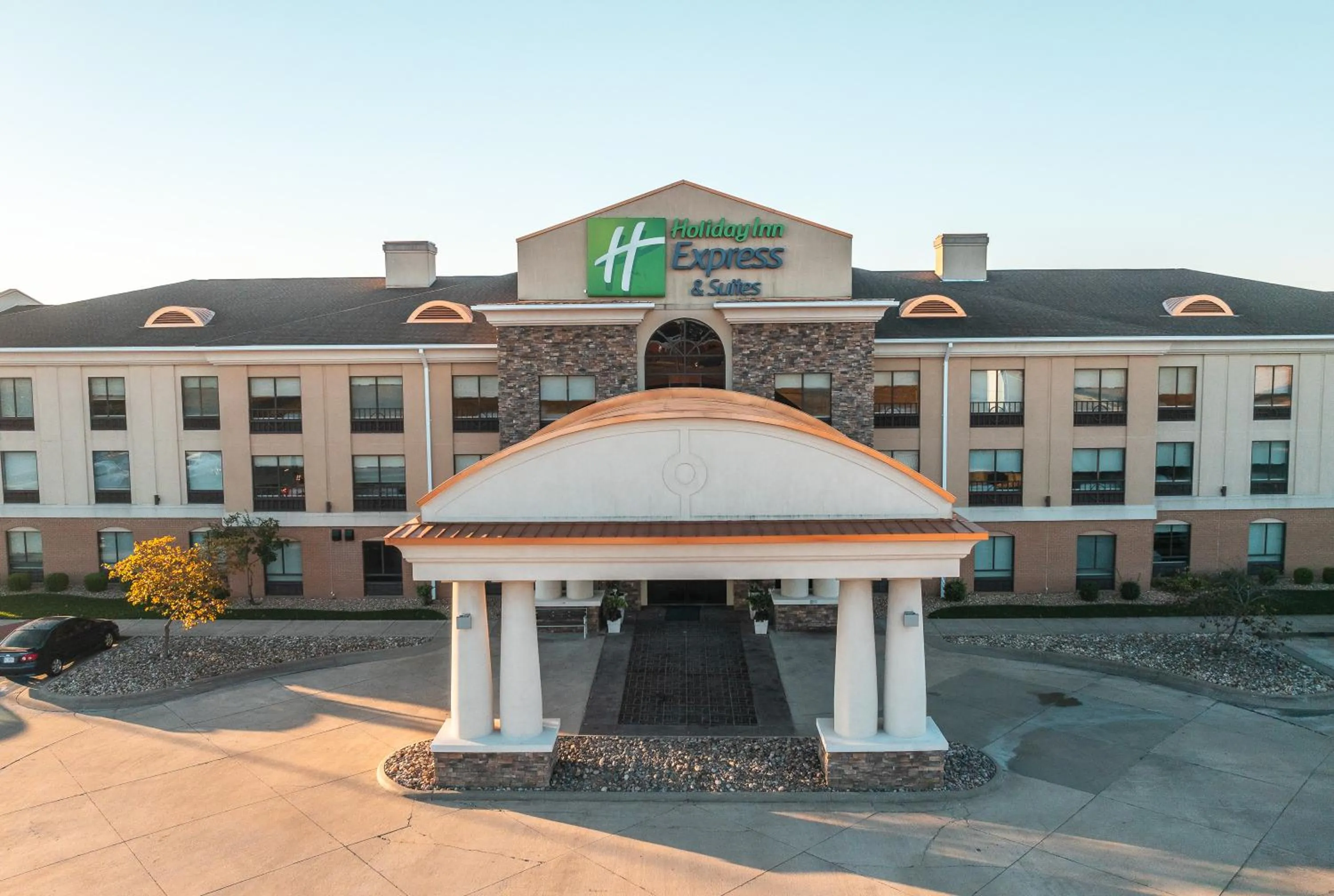 Property building in Holiday Inn Express Hotel and Suites Saint Robert by IHG