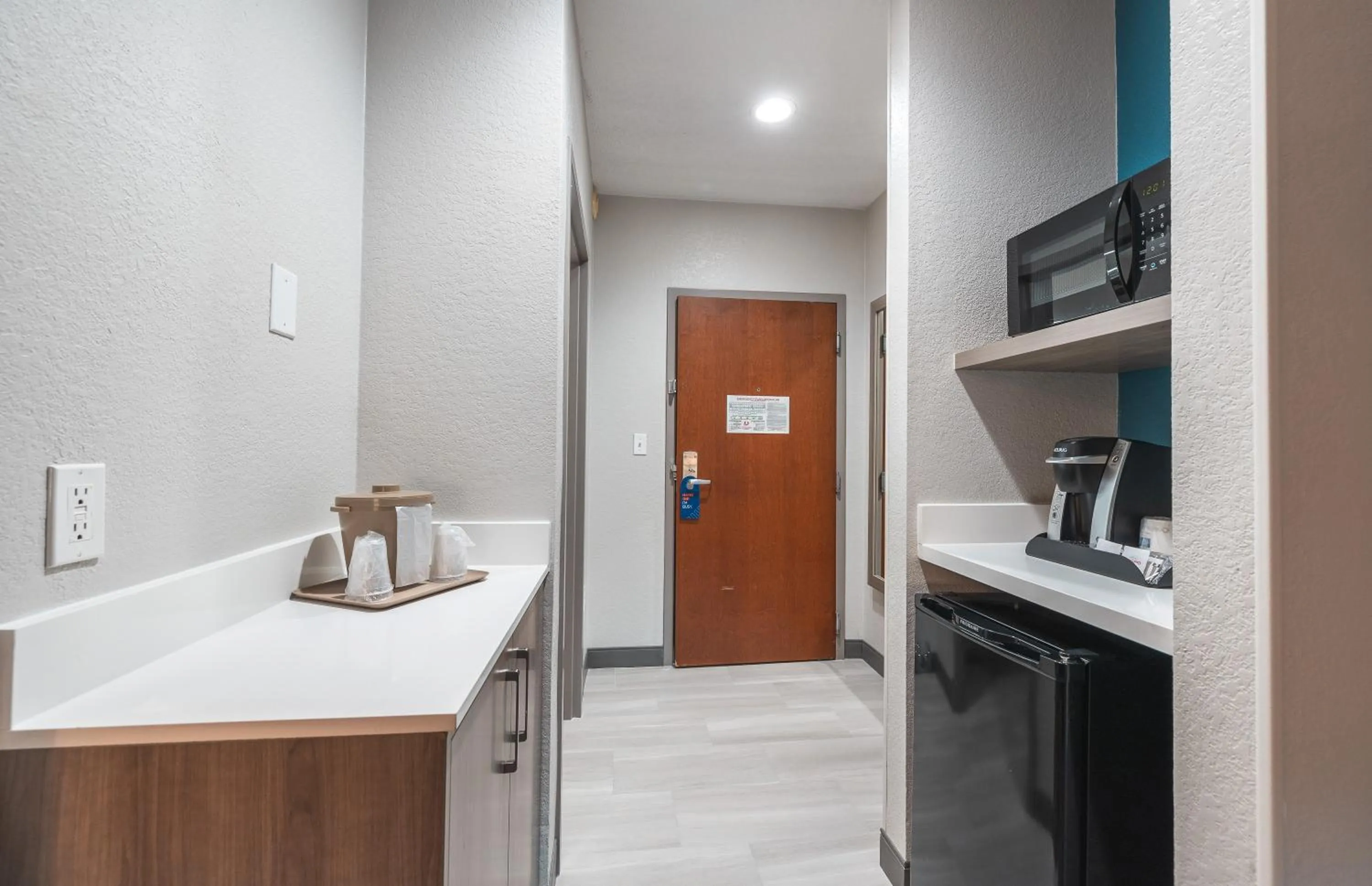 microwave in Holiday Inn Express Hotel and Suites Saint Robert by IHG