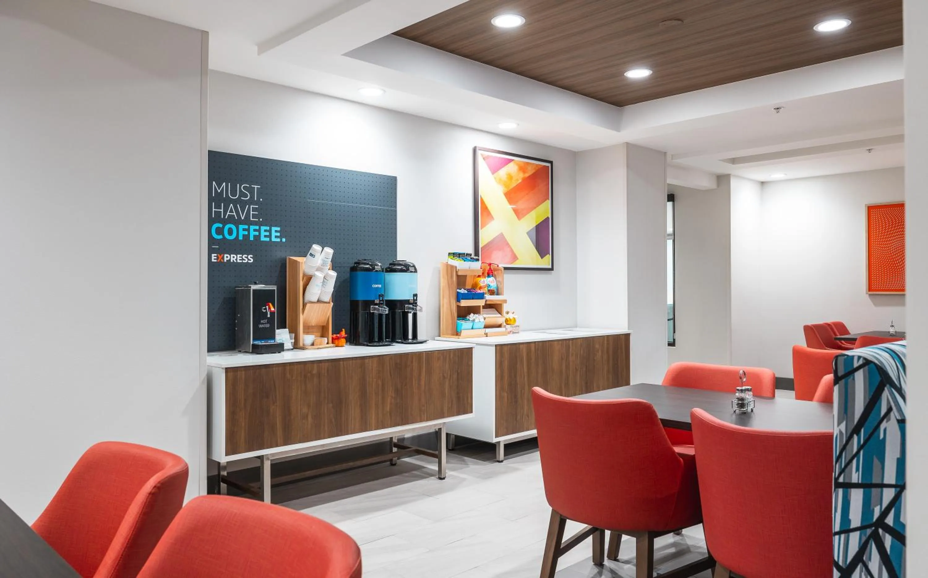 Coffee/tea facilities in Holiday Inn Express Hotel and Suites Saint Robert by IHG