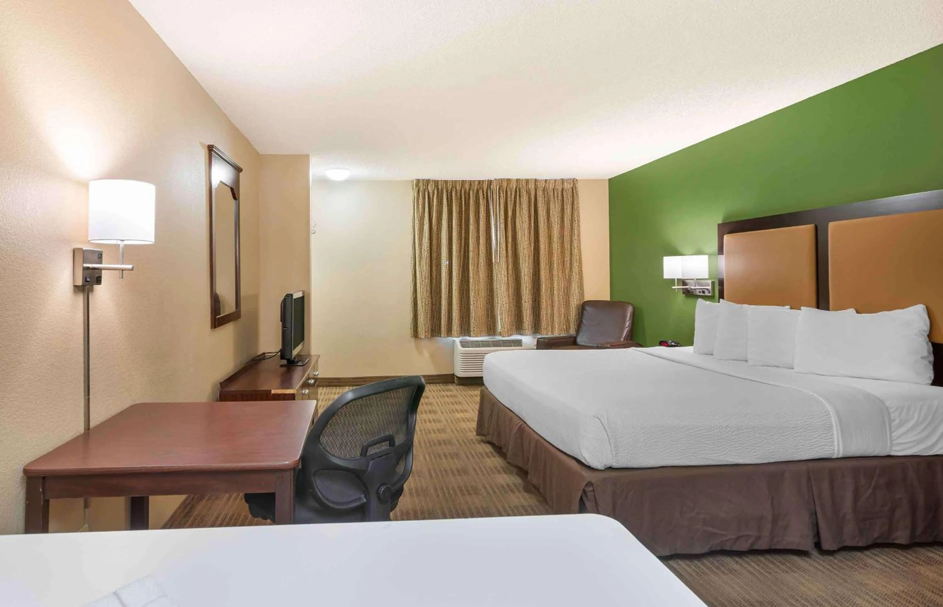 Bedroom, Bed in Extended Stay America Suites - Salt Lake City - West Valley Center