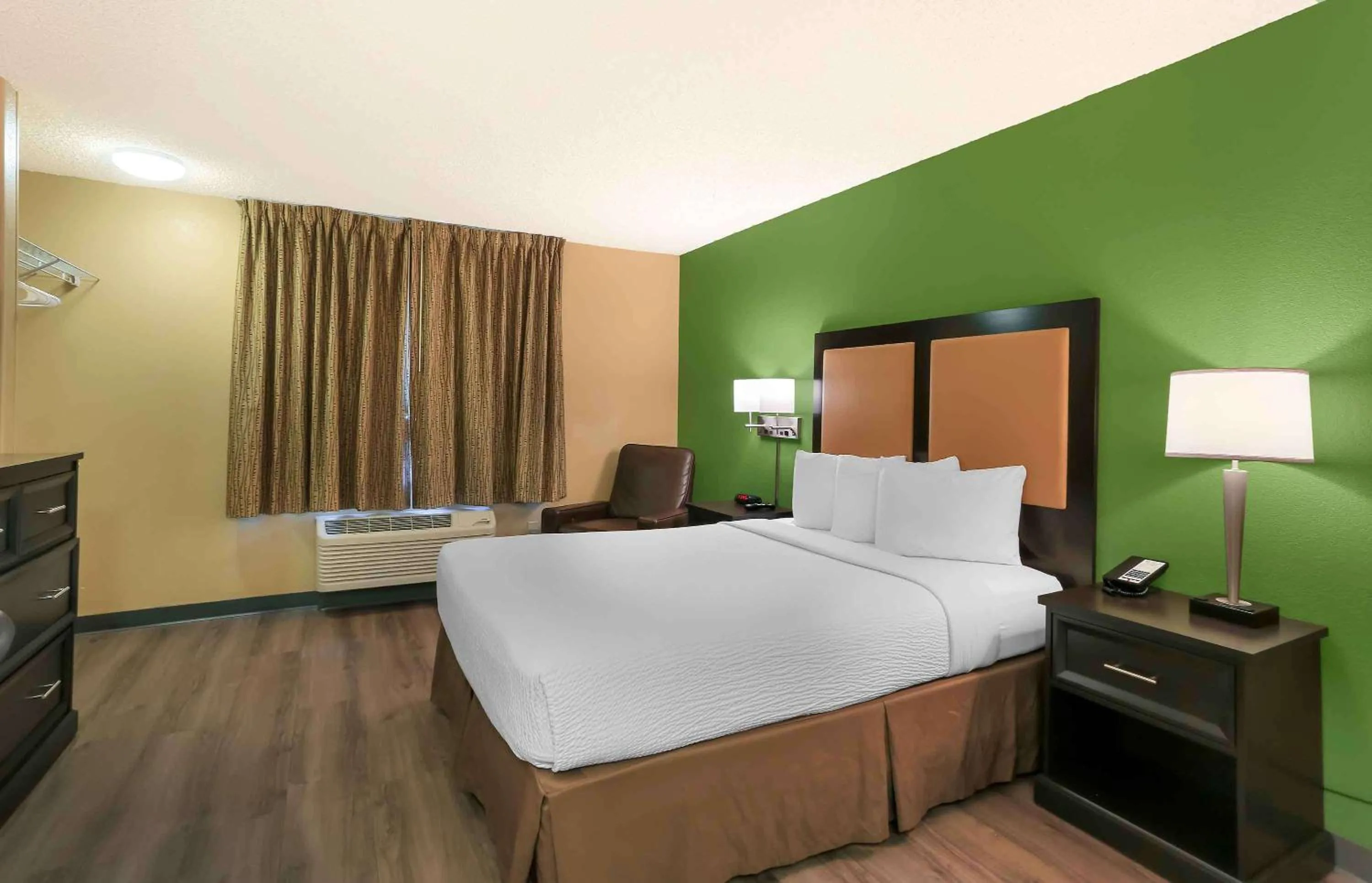 Bedroom, Bed in Extended Stay America Suites - Salt Lake City - West Valley Center