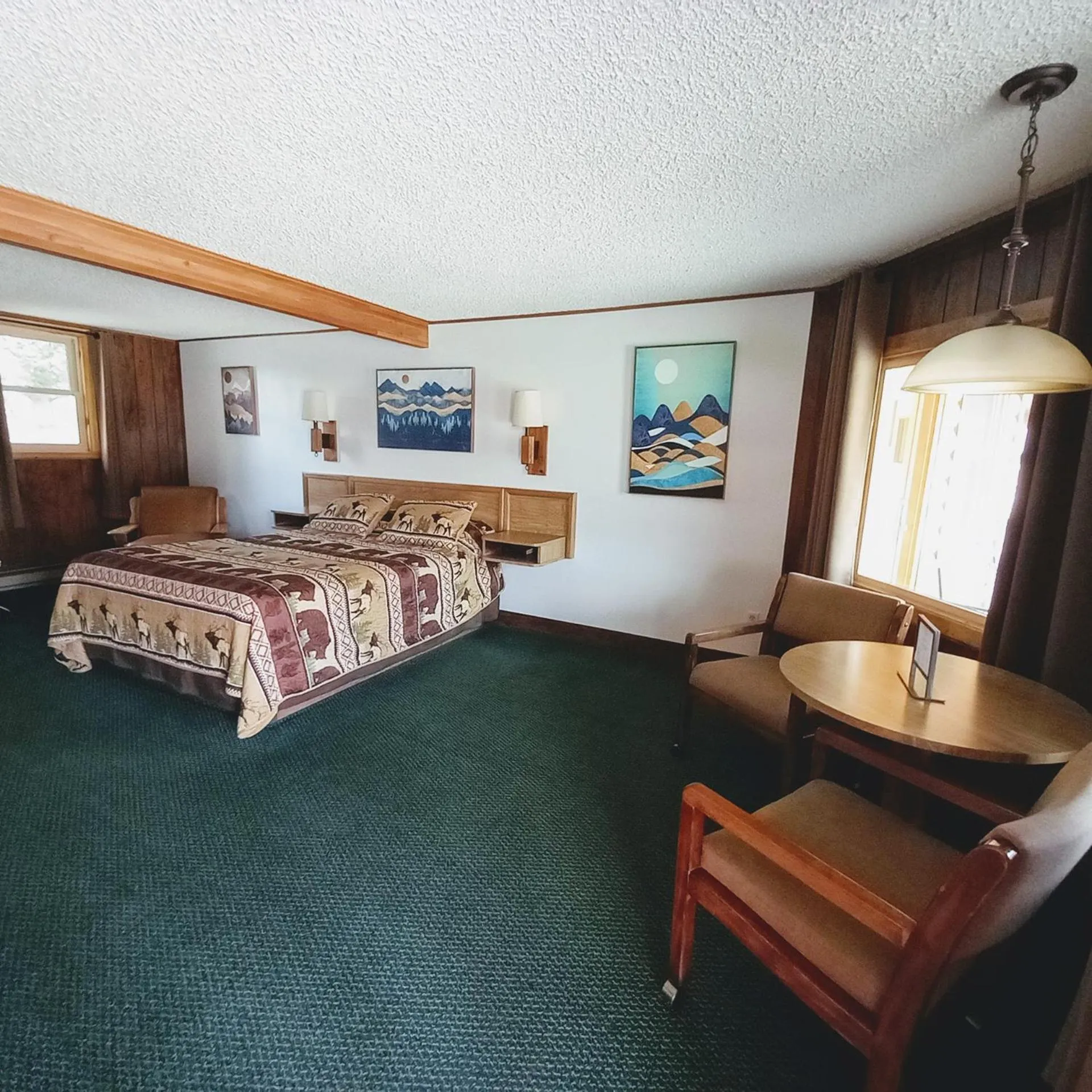 Photo of the whole room in Lone Eagle Lodge