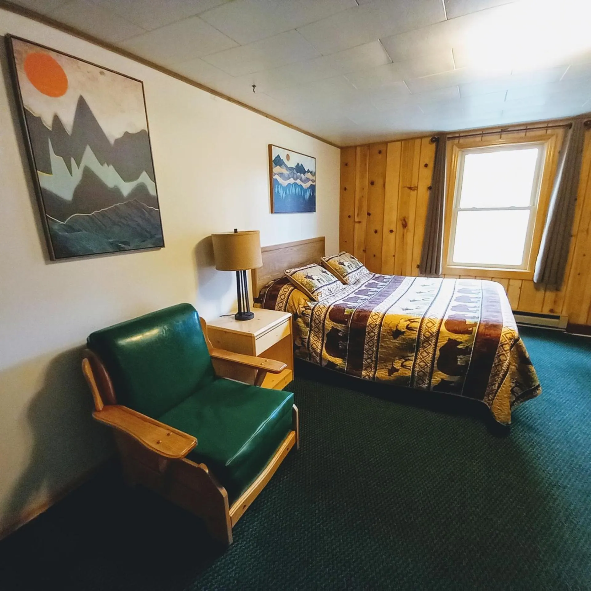 Photo of the whole room in Lone Eagle Lodge