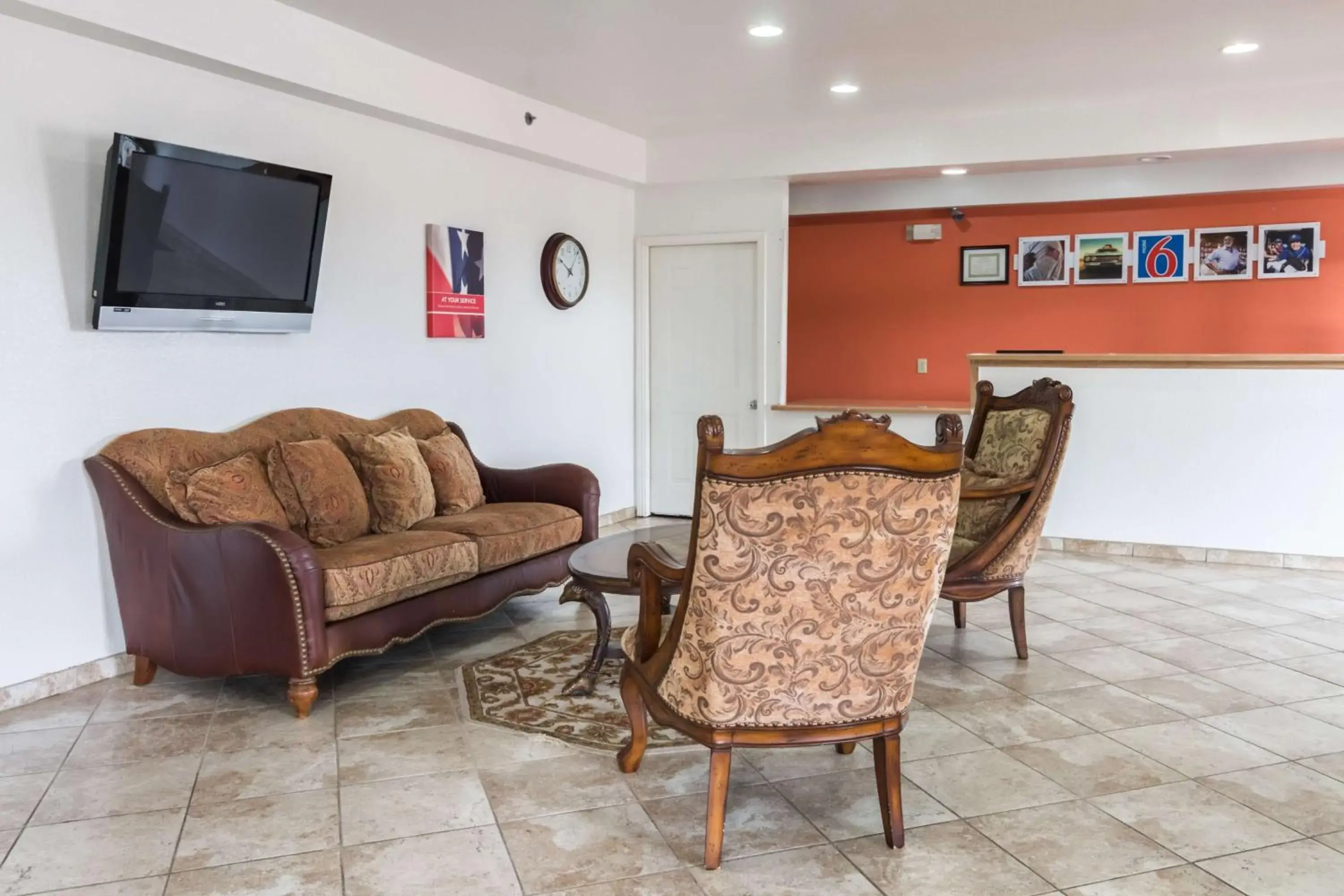 Communal lounge/ TV room in Motel 6 Alvarado TX Communal lounge/ TV room in Motel 6 Alvarado TX