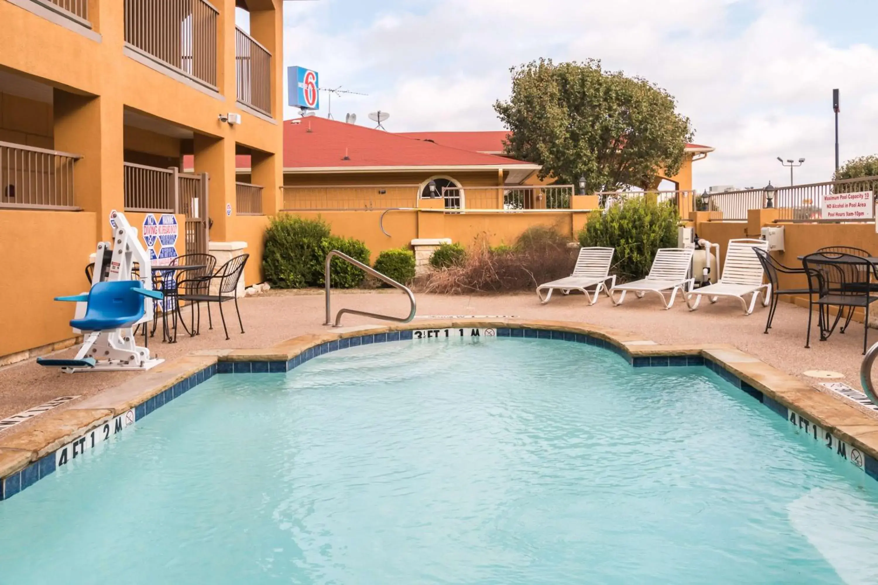 Pool view in Motel 6 Alvarado TX Pool view in Motel 6 Alvarado TX