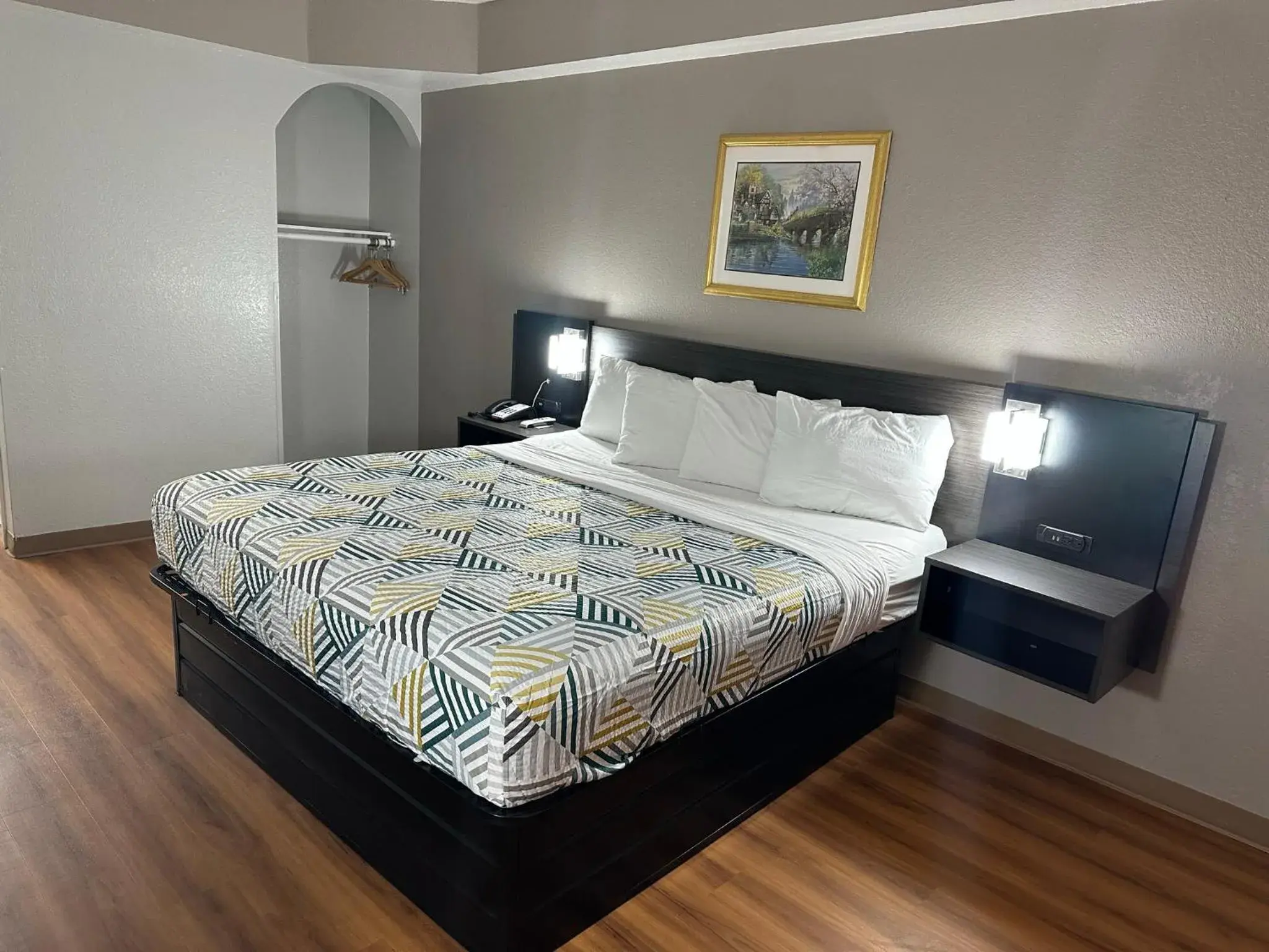 Deluxe King Room - Non-Smoking in Motel 6 Alvarado TX Deluxe King Room - Non-Smoking in Motel 6 Alvarado TX