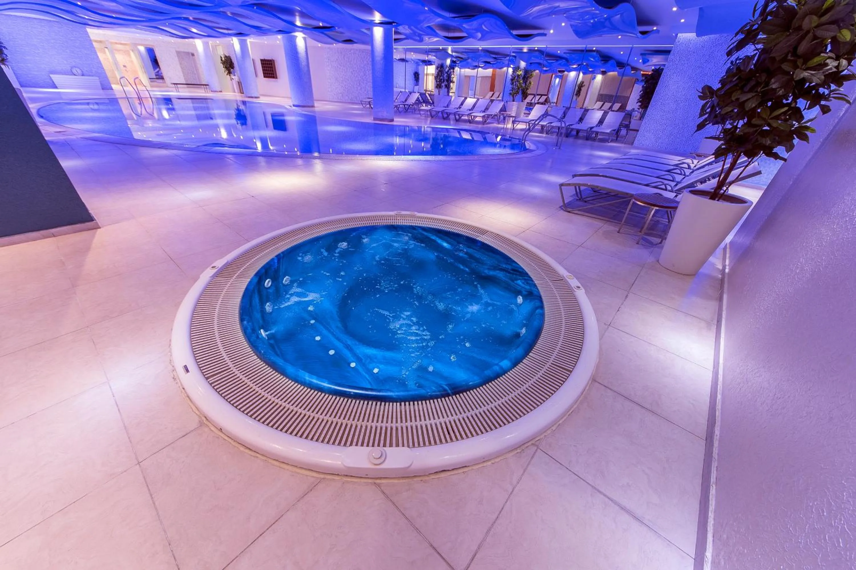 Hot Tub in Hotel Grand Swiss