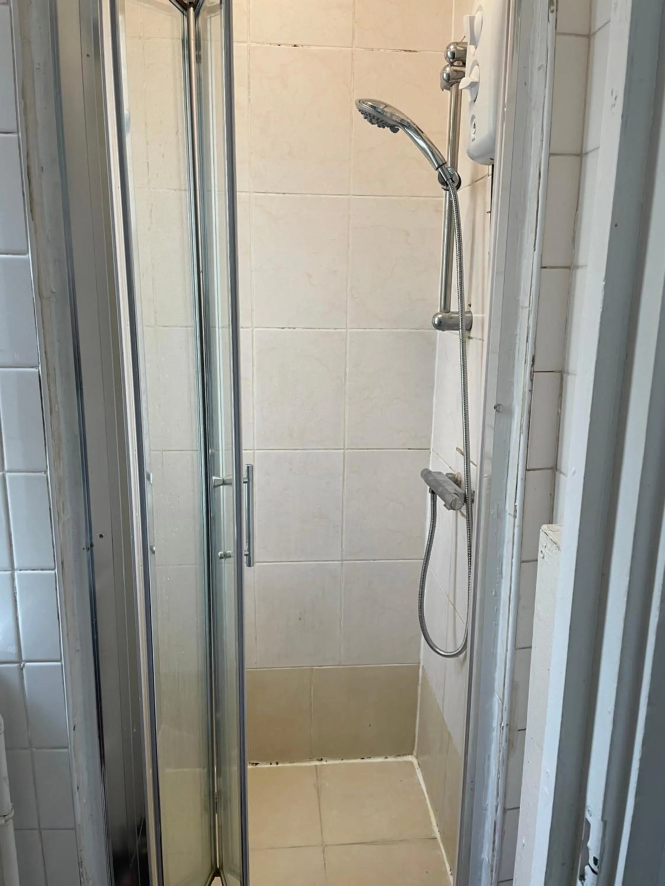 Shower in 20 East Tenter Street