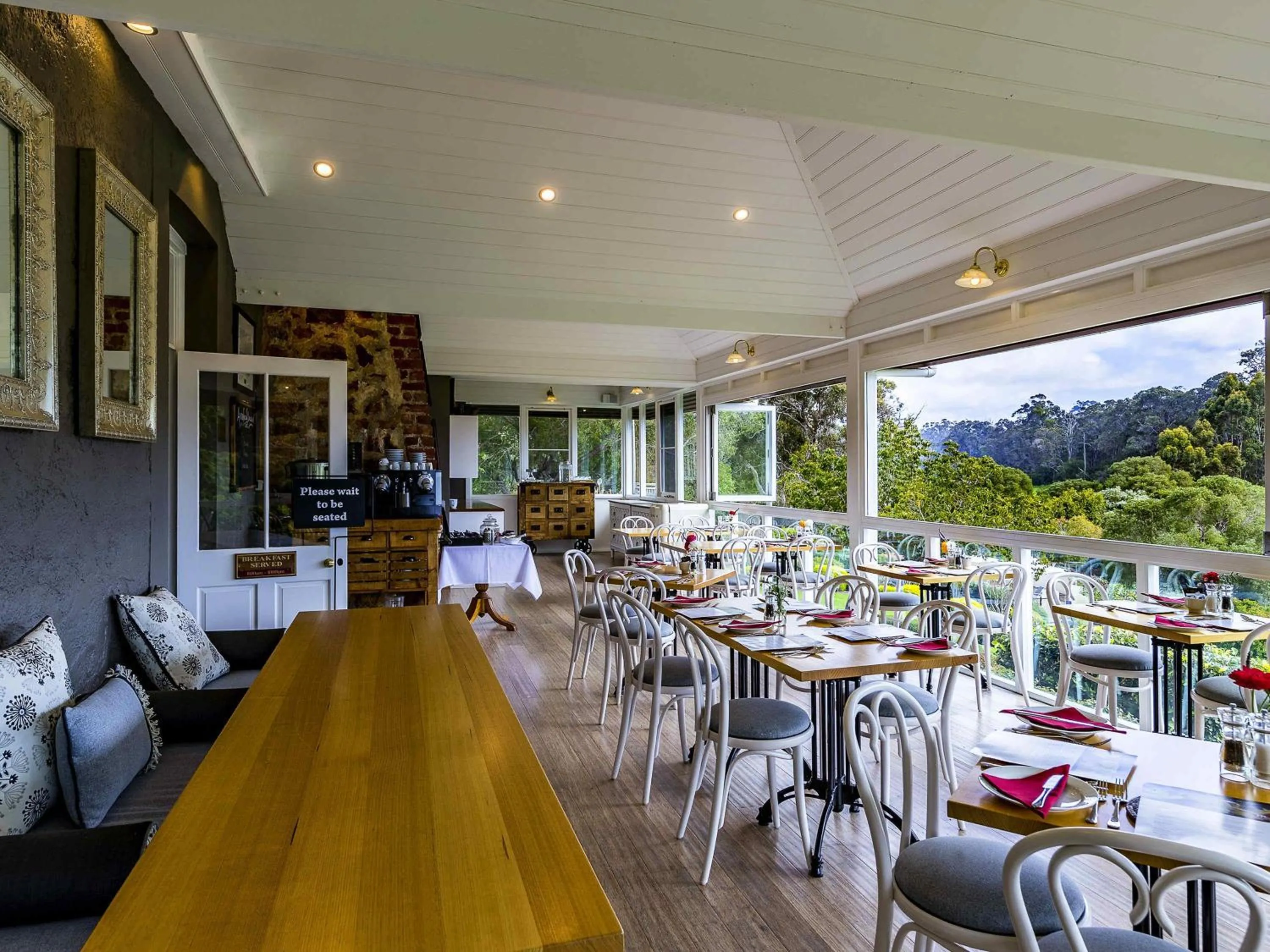 Restaurant/places to eat in Grand Mercure Basildene Manor