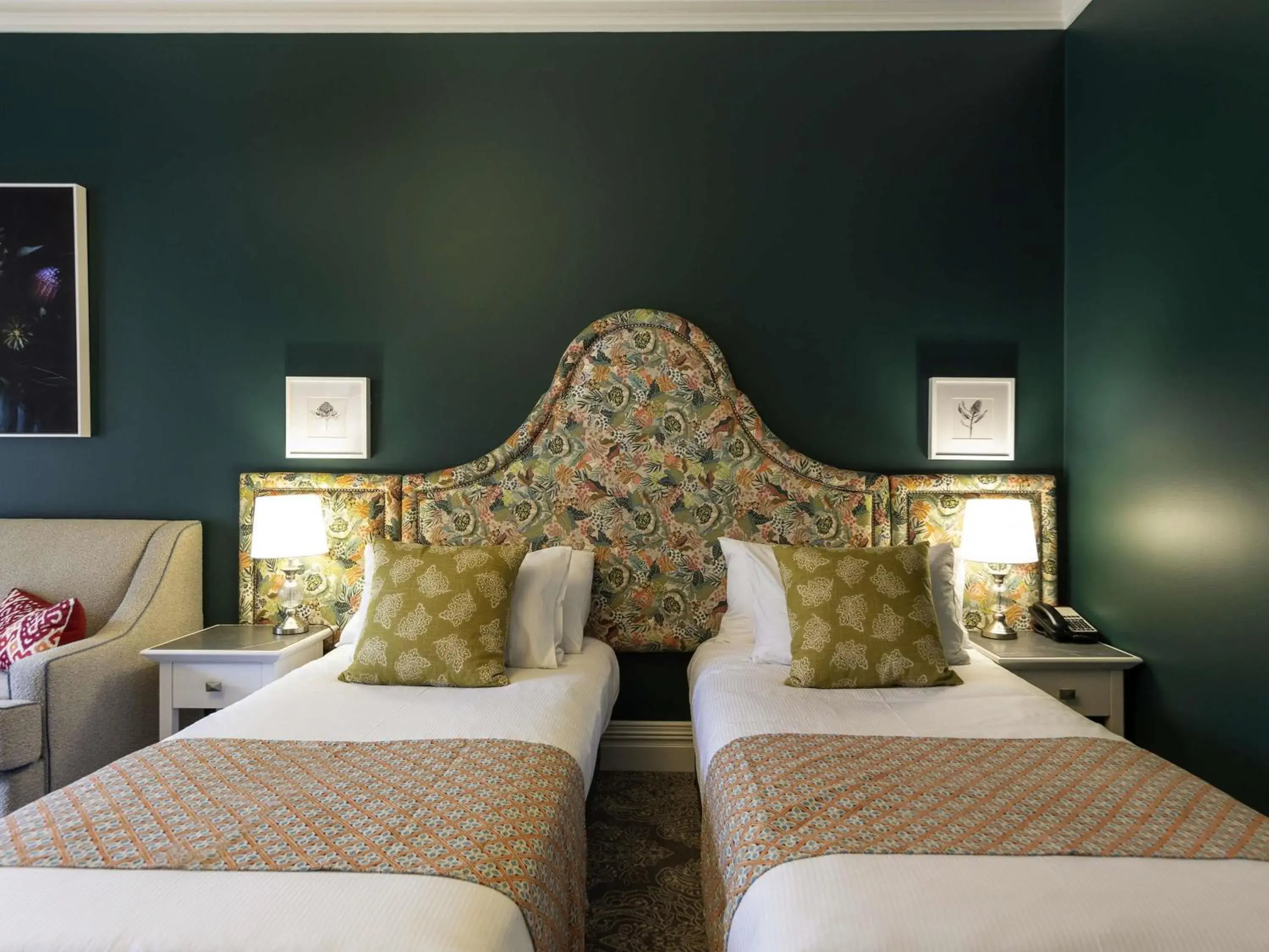 Bedroom, Bed in Grand Mercure Basildene Manor Bedroom, Bed in Grand Mercure Basildene Manor