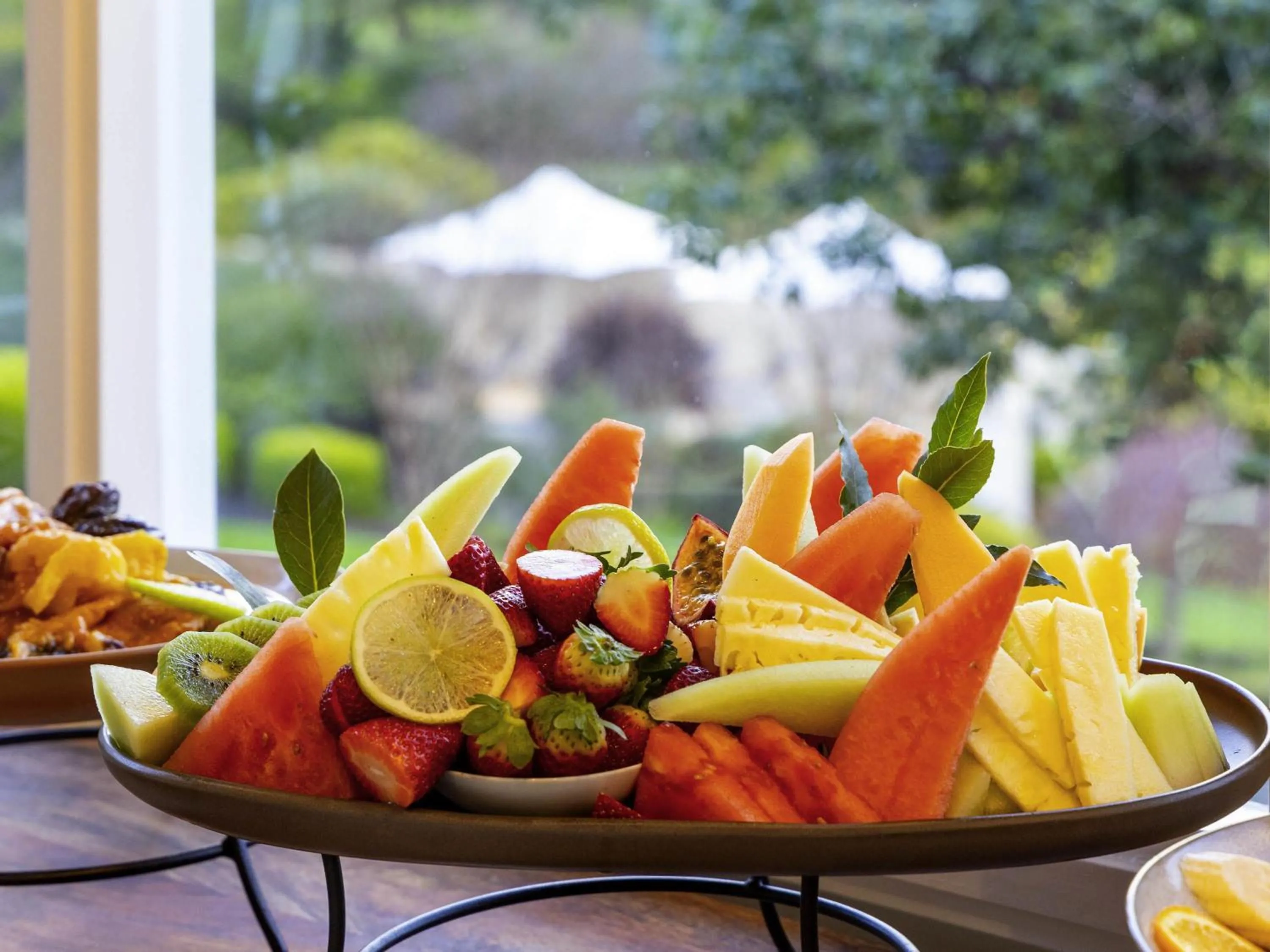 Restaurant/places to eat in Grand Mercure Basildene Manor