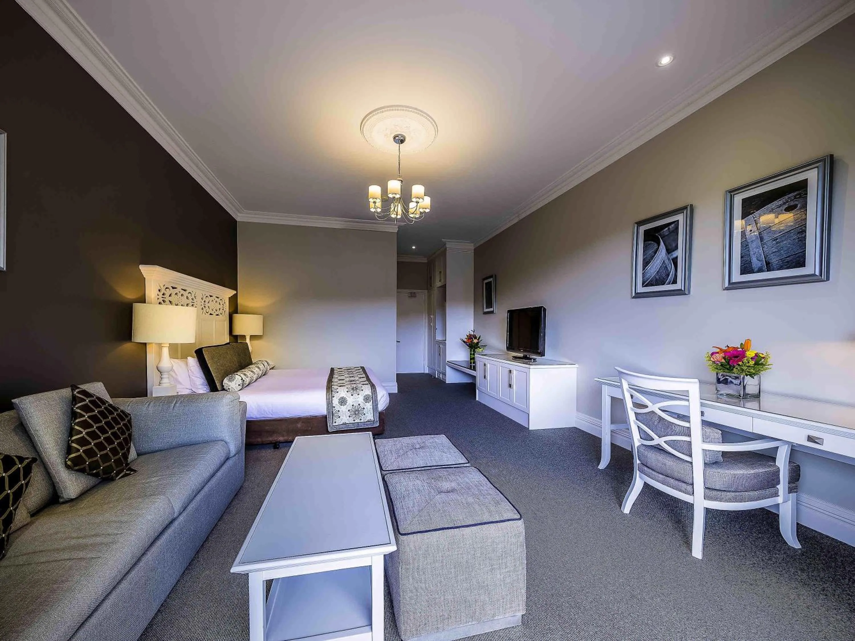 Bedroom, Bed in Grand Mercure Basildene Manor