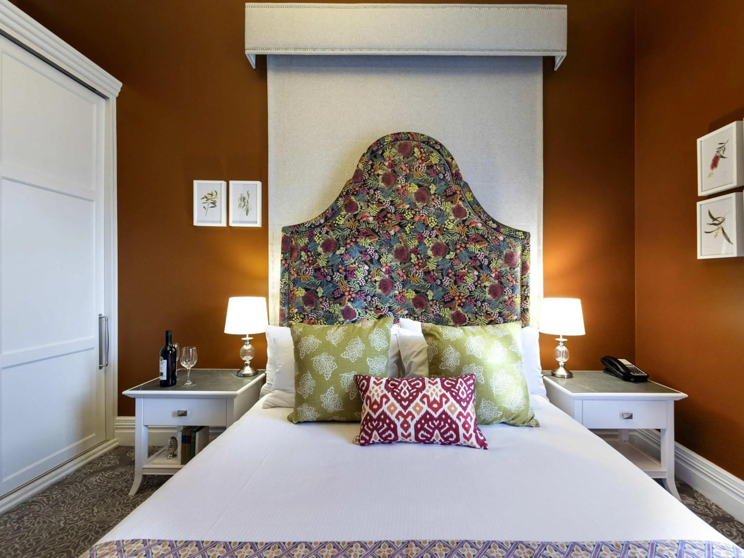 Bedroom, Bed in Grand Mercure Basildene Manor